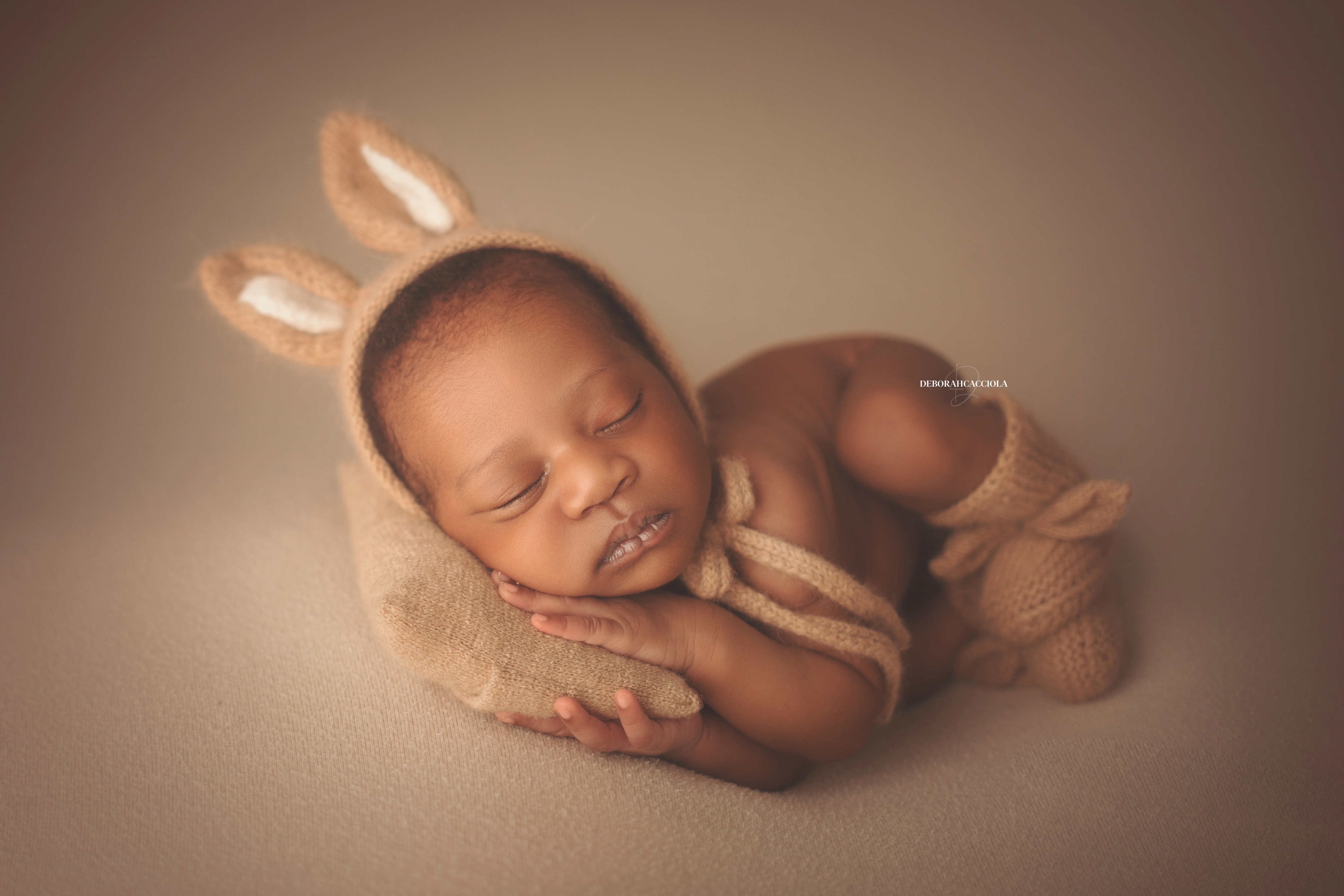 Séance bébé à Orléans - instant tendre avec bébé, plan large harmonieux, palette claire