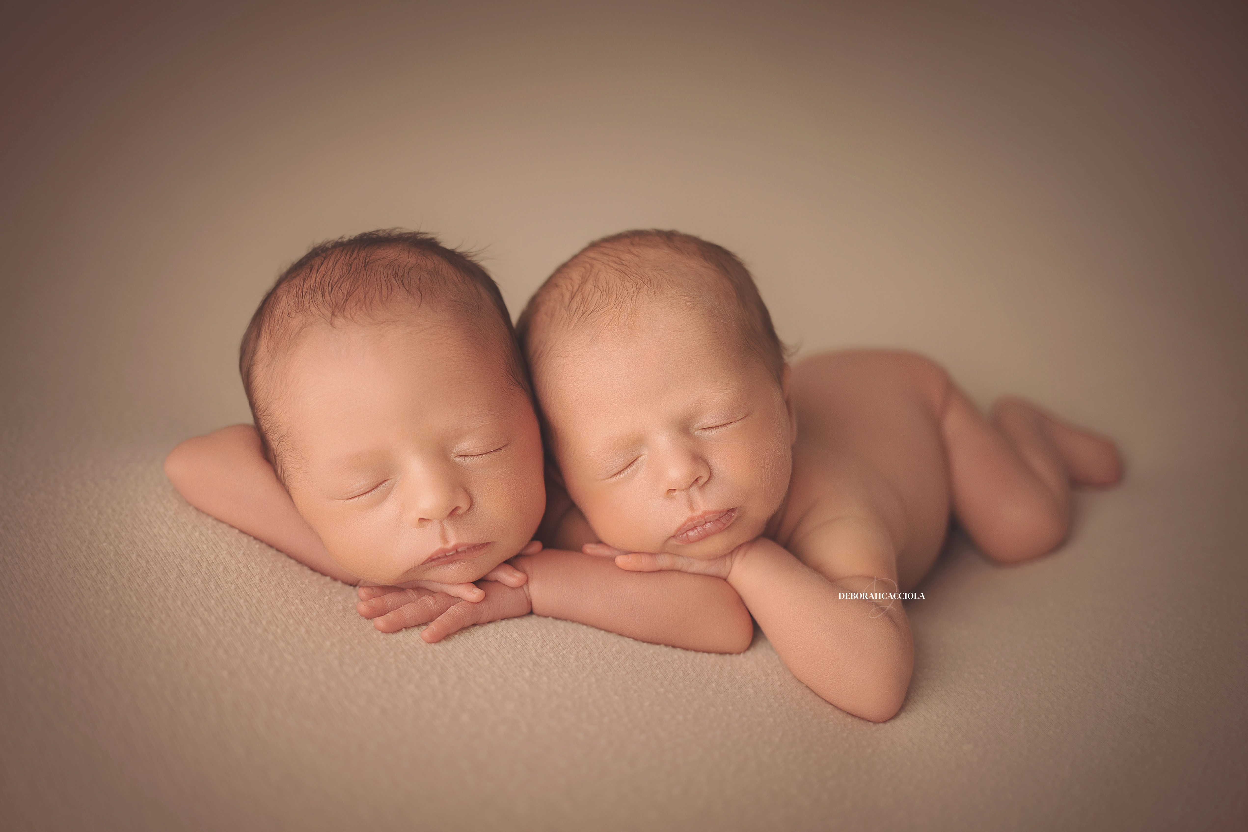 Photo nouveau-né studio Orléans : portrait délicat de bébé, cadrage horizontal équilibré, tonalités naturelles