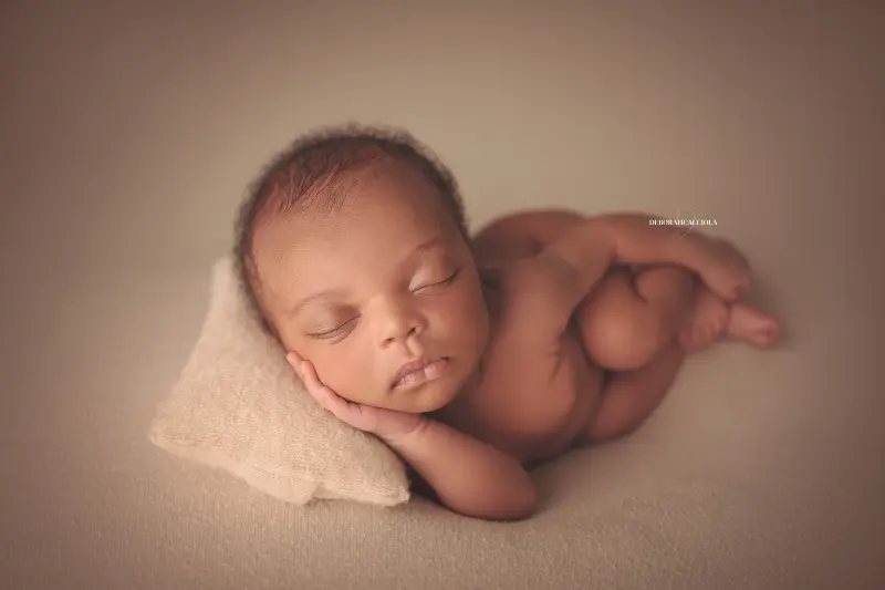 Séance bébé à Orléans - bébé dans ses premiers jours, composition large et naturelle, rendu naturel