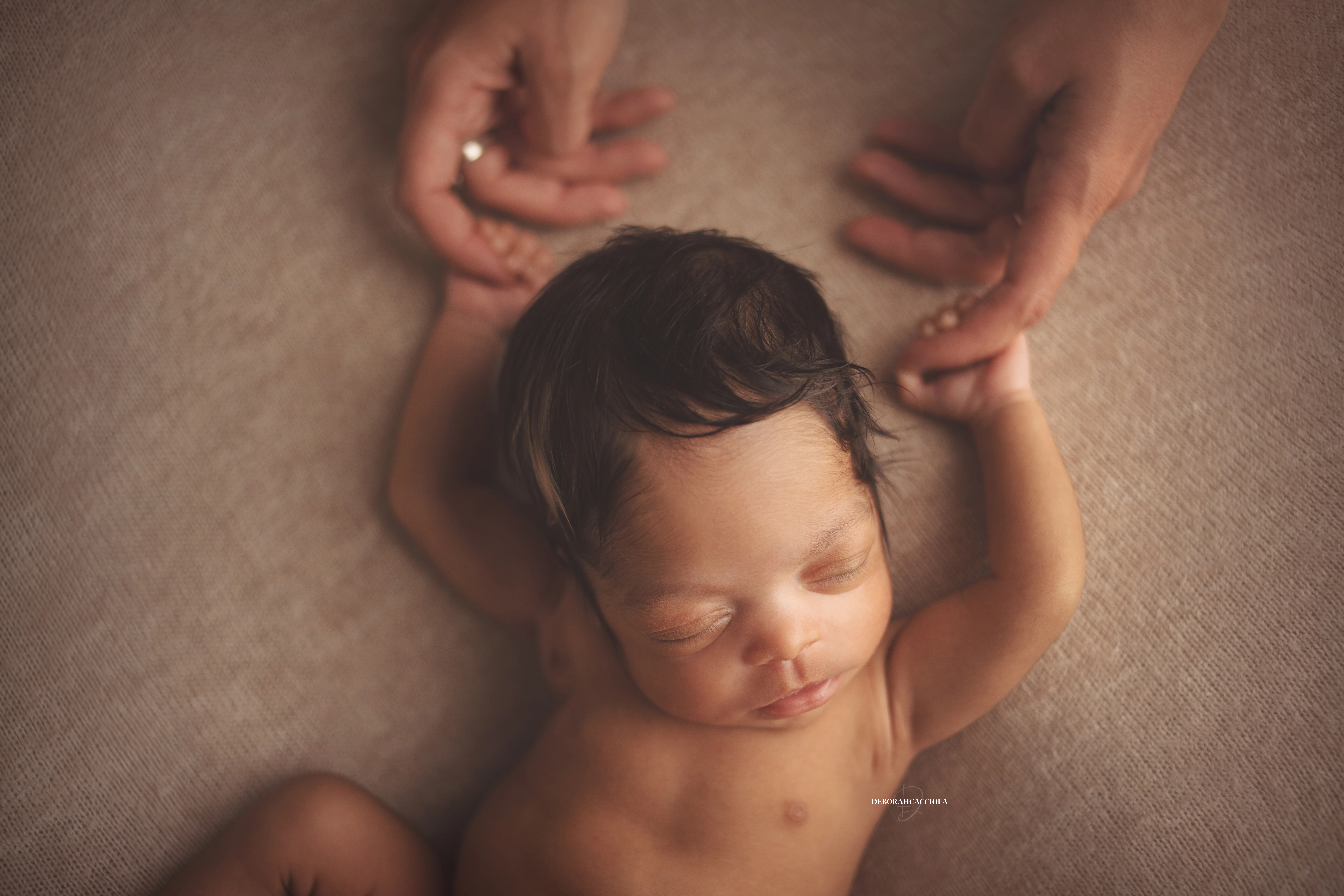 Séance bébé en studio à Orléans : nouveau-né en studio, scène panoramique douce, tonalités naturelles
