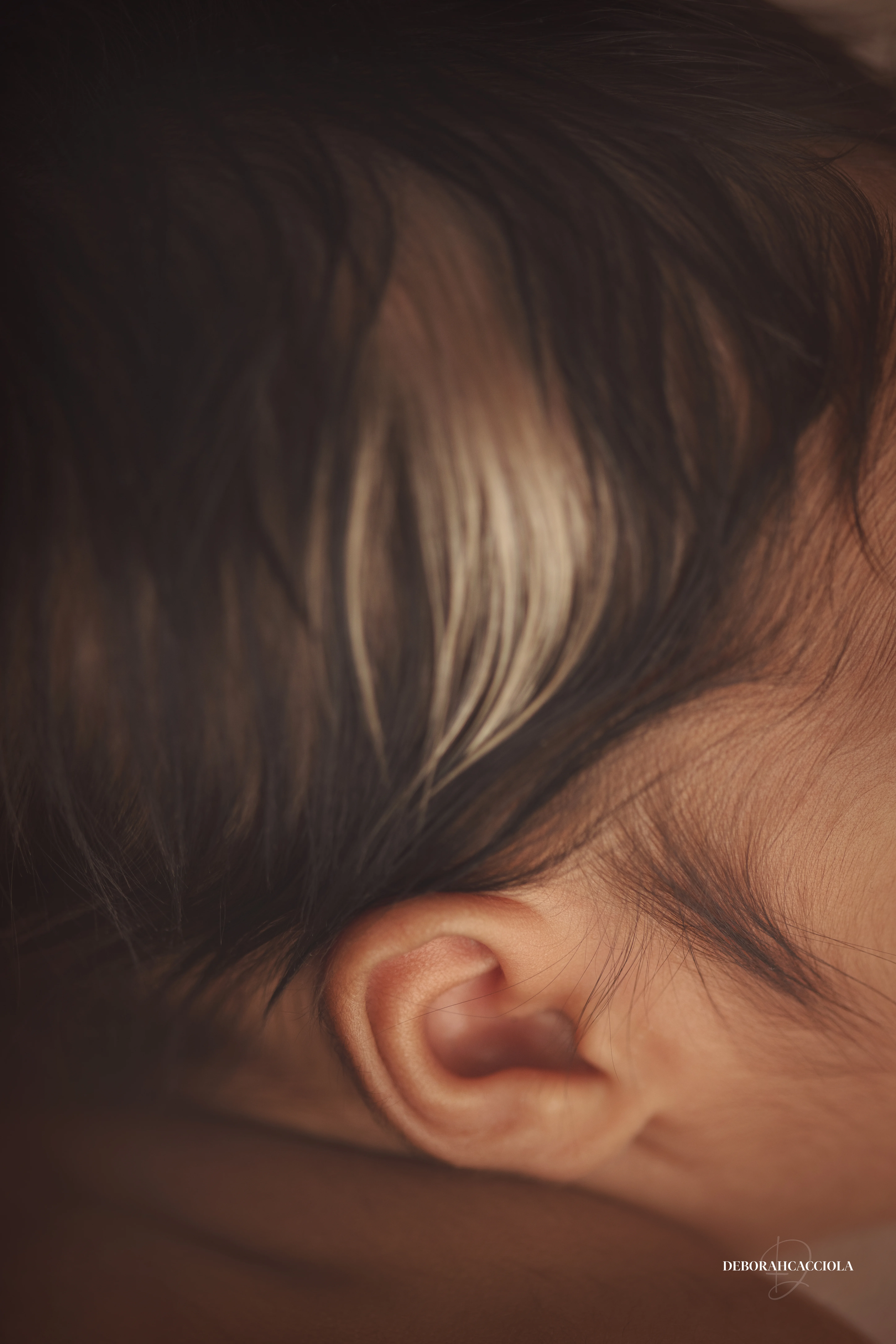 Photo nouveau-né à Orléans, bébé dans ses premiers jours, plan vertical naturel, tonalités naturelles
