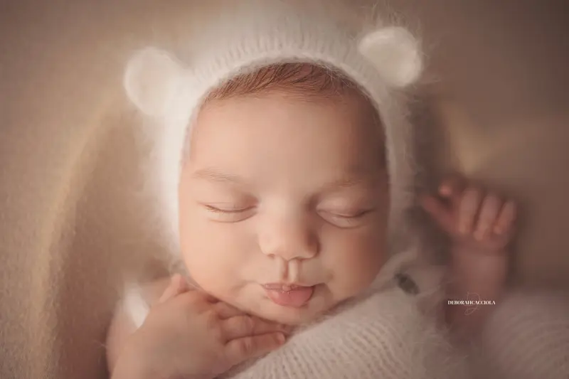 Photo nouveau-né à Orléans, bébé dans ses premiers jours, composition large et naturelle, couleurs douces