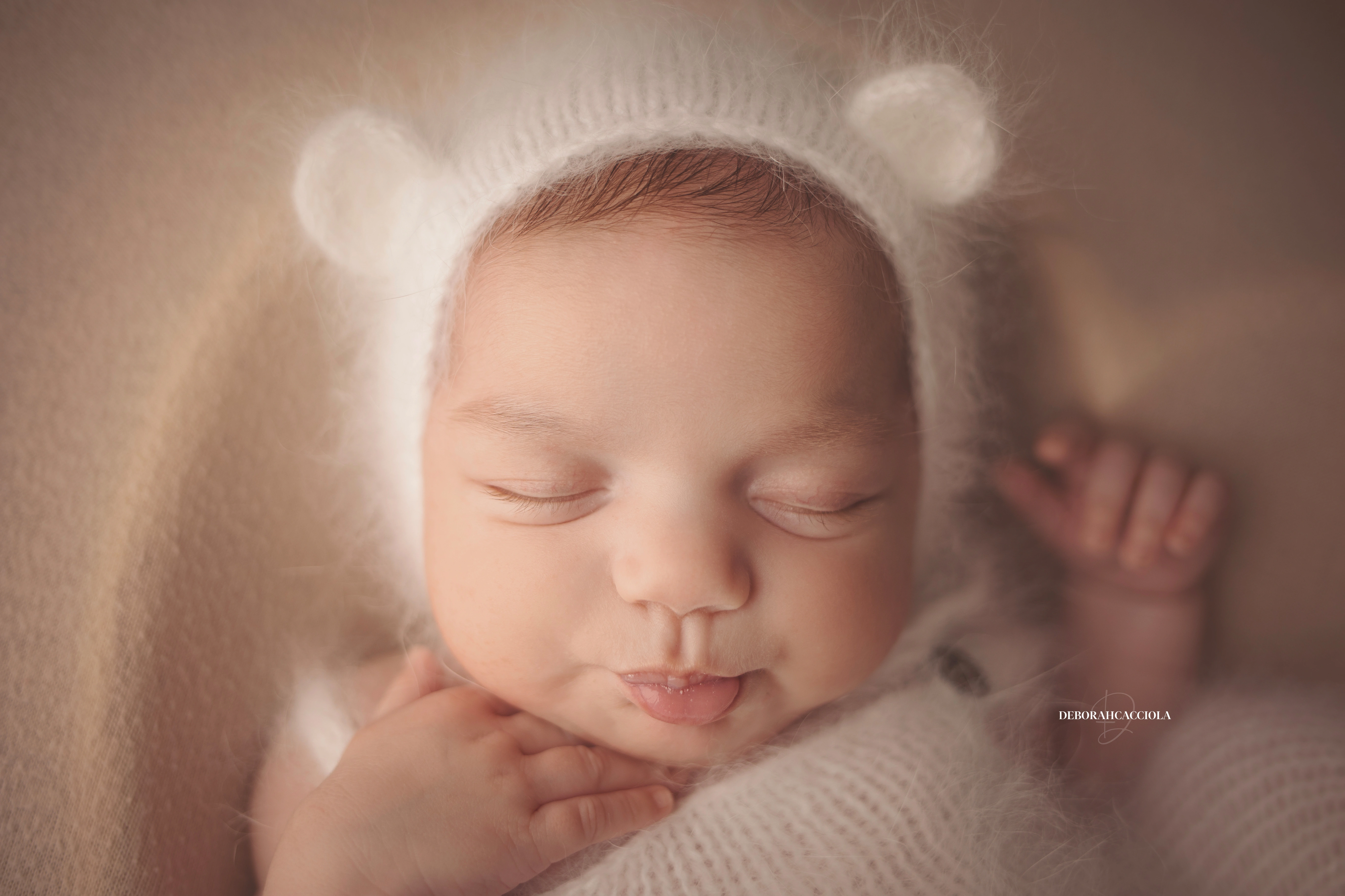 Photo nouveau-né à Orléans, bébé dans ses premiers jours, composition large et naturelle, couleurs douces