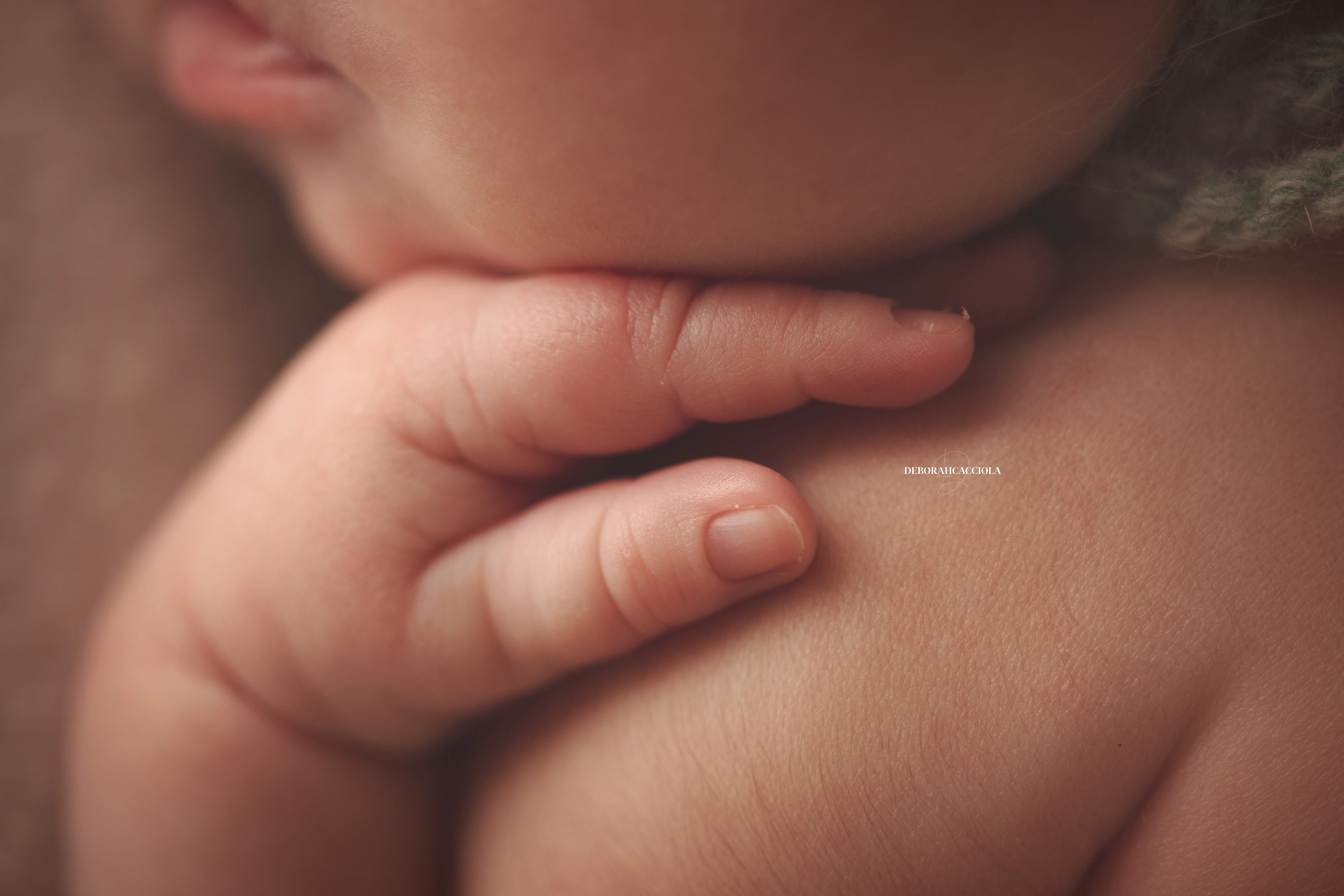 Photo nouveau-né studio Orléans : portrait délicat de bébé, cadrage horizontal équilibré, couleurs équilibrées