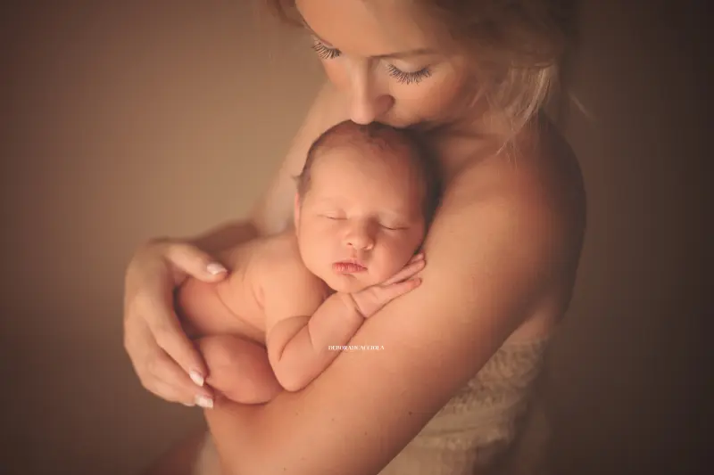 Portrait nouveau-né à Orléans : bébé dans ses premiers jours, composition large et naturelle, palette claire