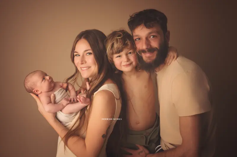 Portrait nouveau-né Orléans : nouveau-né en studio, scène panoramique douce, palette claire