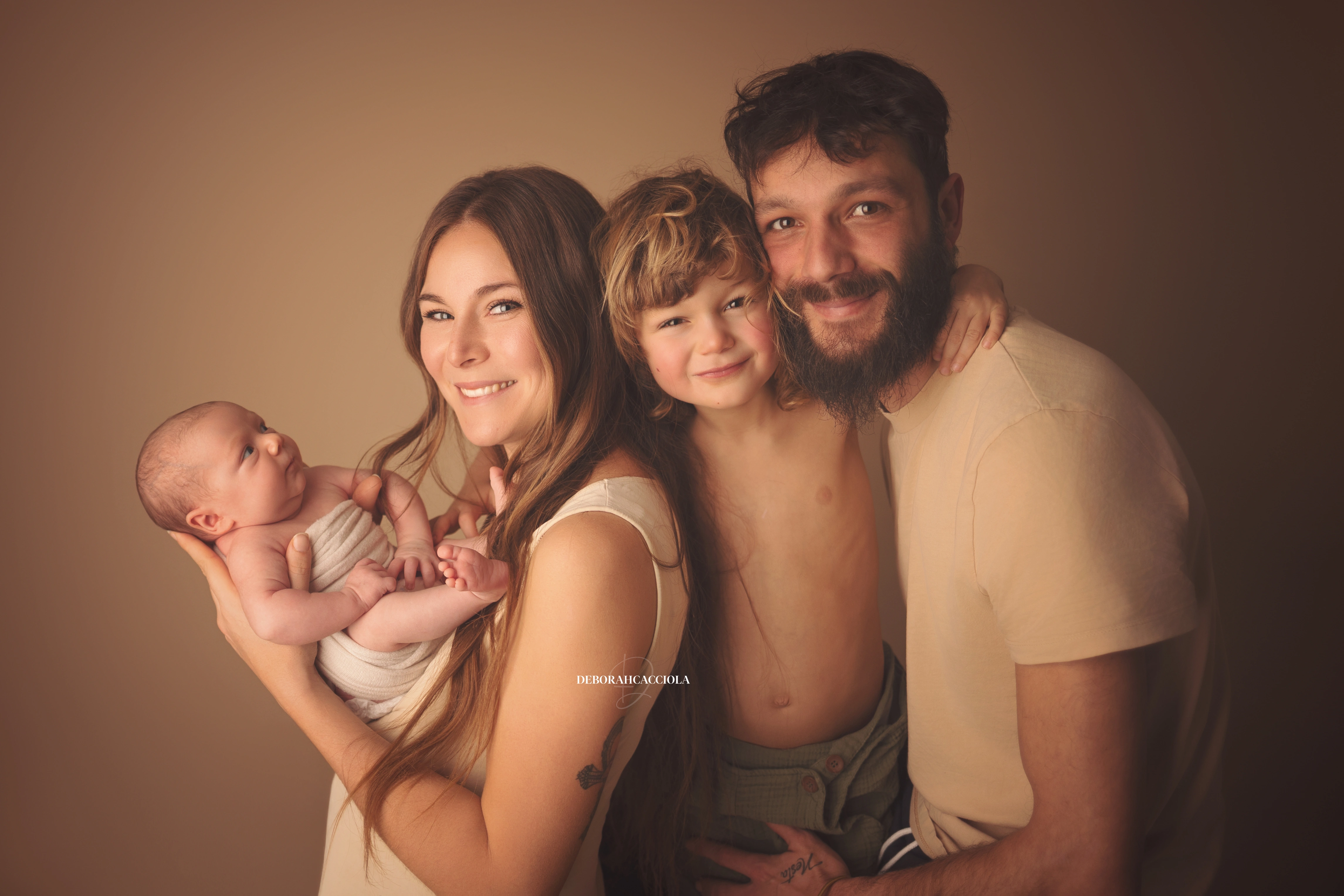 Portrait nouveau-né Orléans : nouveau-né en studio, scène panoramique douce, palette claire