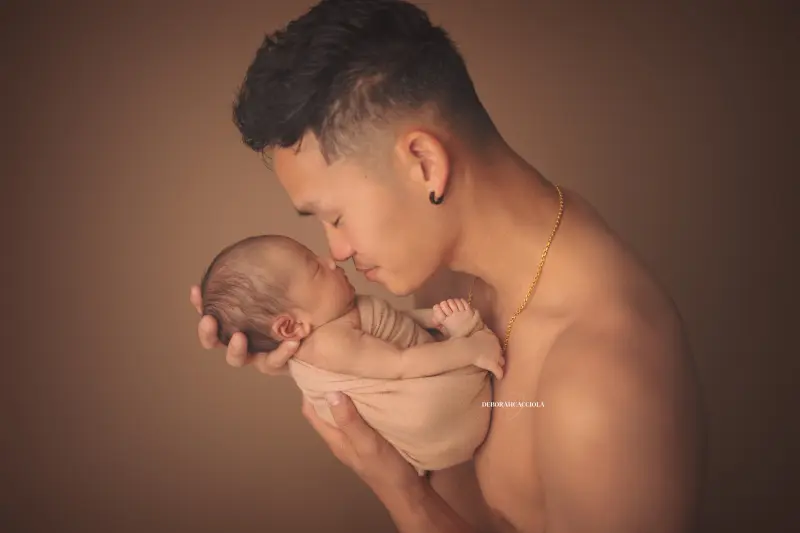 Photo nouveau-né studio Orléans : portrait délicat de bébé, cadrage horizontal équilibré, tonalités naturelles
