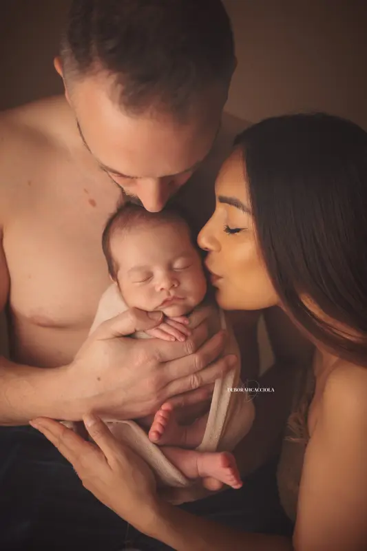 Photo nouveau-né studio Orléans : nouveau-né en studio, cadrage vertical doux, couleurs équilibrées