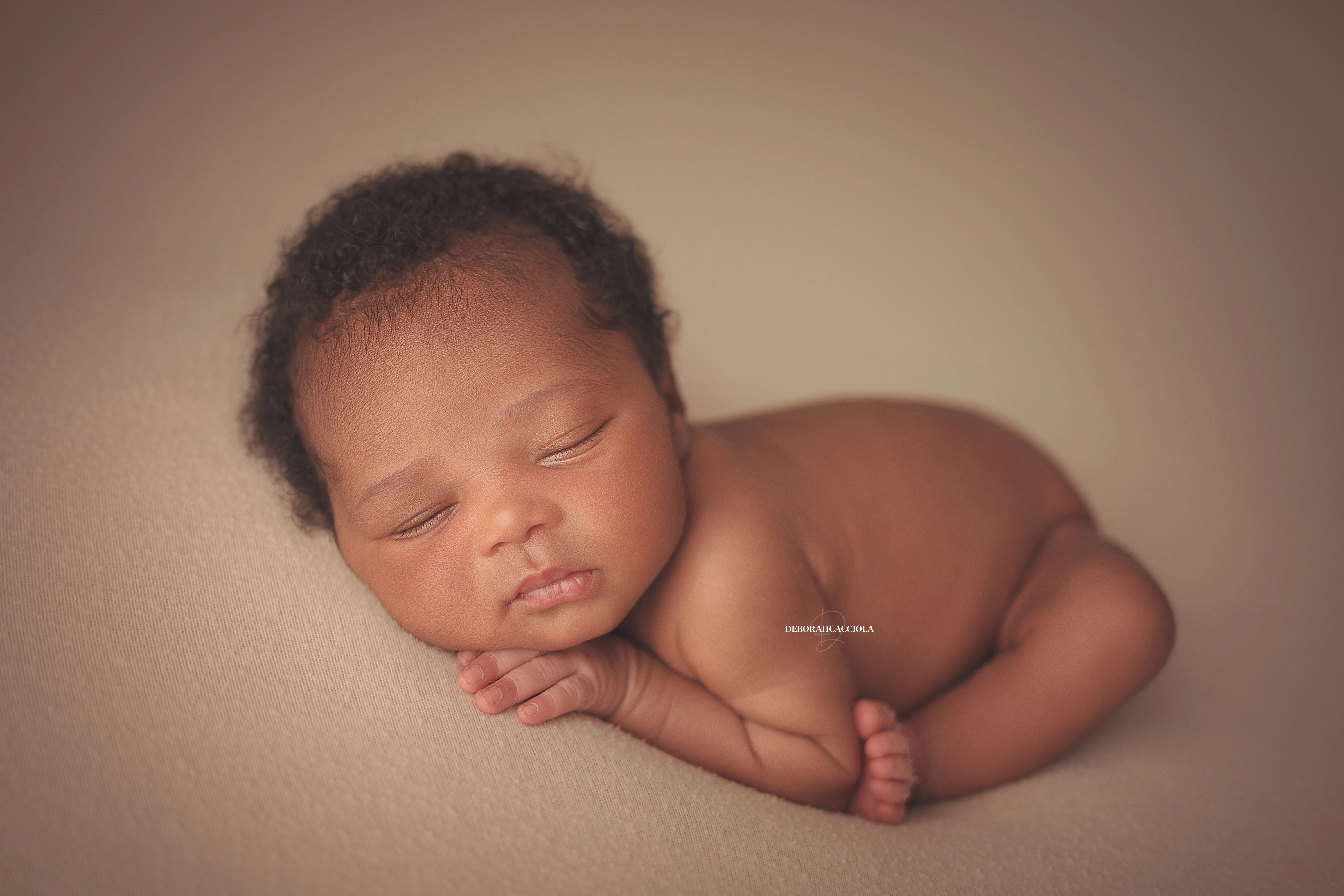 Séance bébé en studio à Orléans : portrait délicat de bébé, cadrage horizontal équilibré, couleurs équilibrées