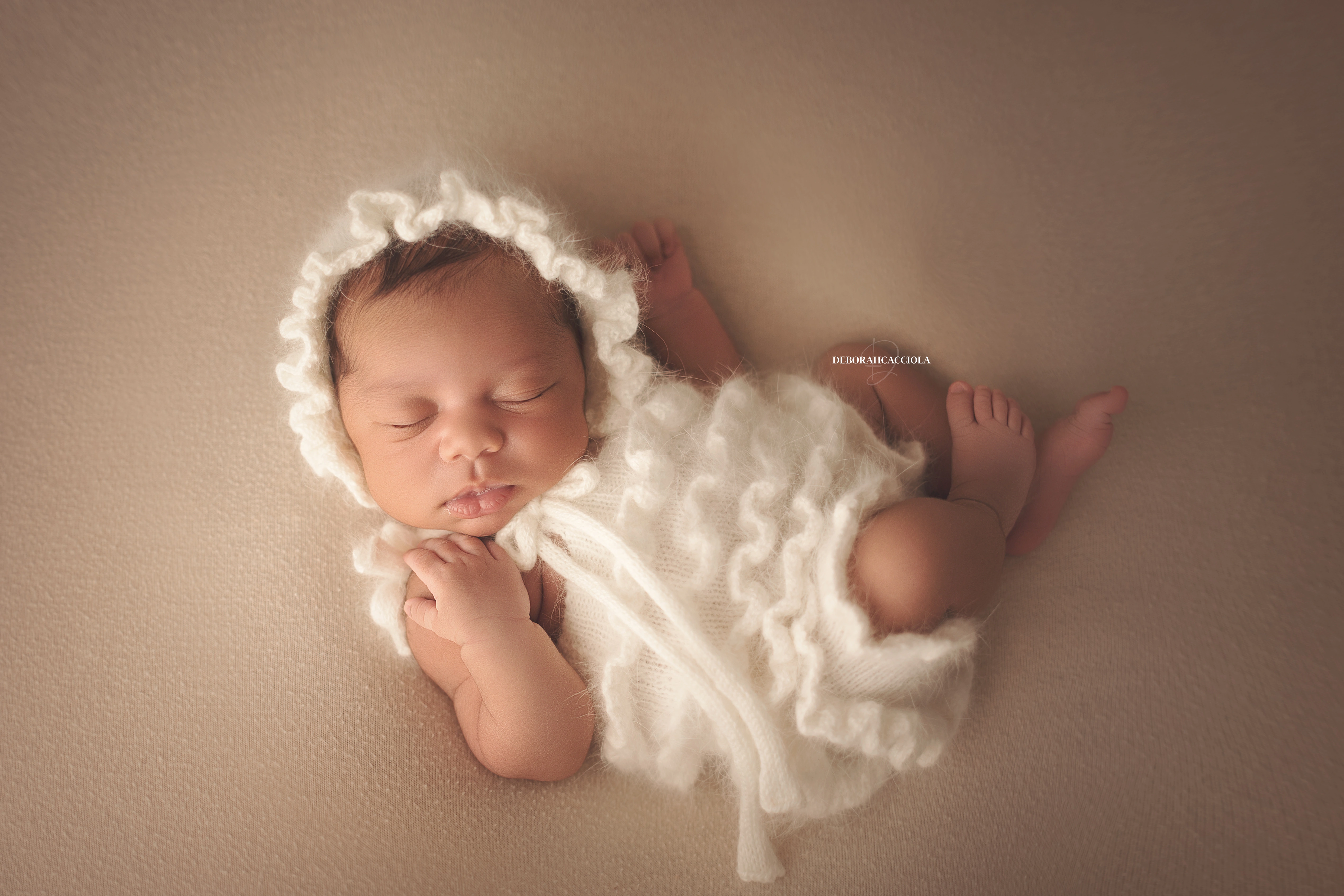 Portrait nouveau-né à Orléans : instant tendre avec bébé, plan large harmonieux, couleurs douces