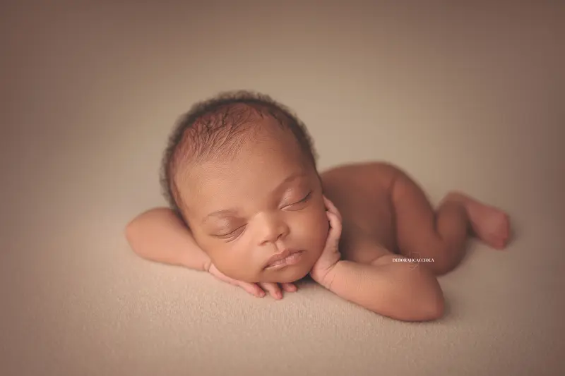 Portrait nouveau-né Orléans : nouveau-né en studio, scène panoramique douce, couleurs douces