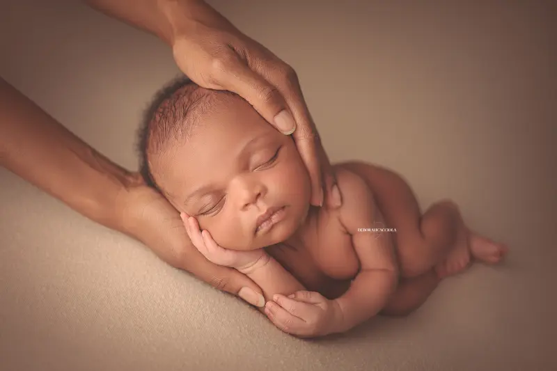 Photo nouveau-né à Orléans, bébé dans ses premiers jours, composition large et naturelle, tonalités naturelles