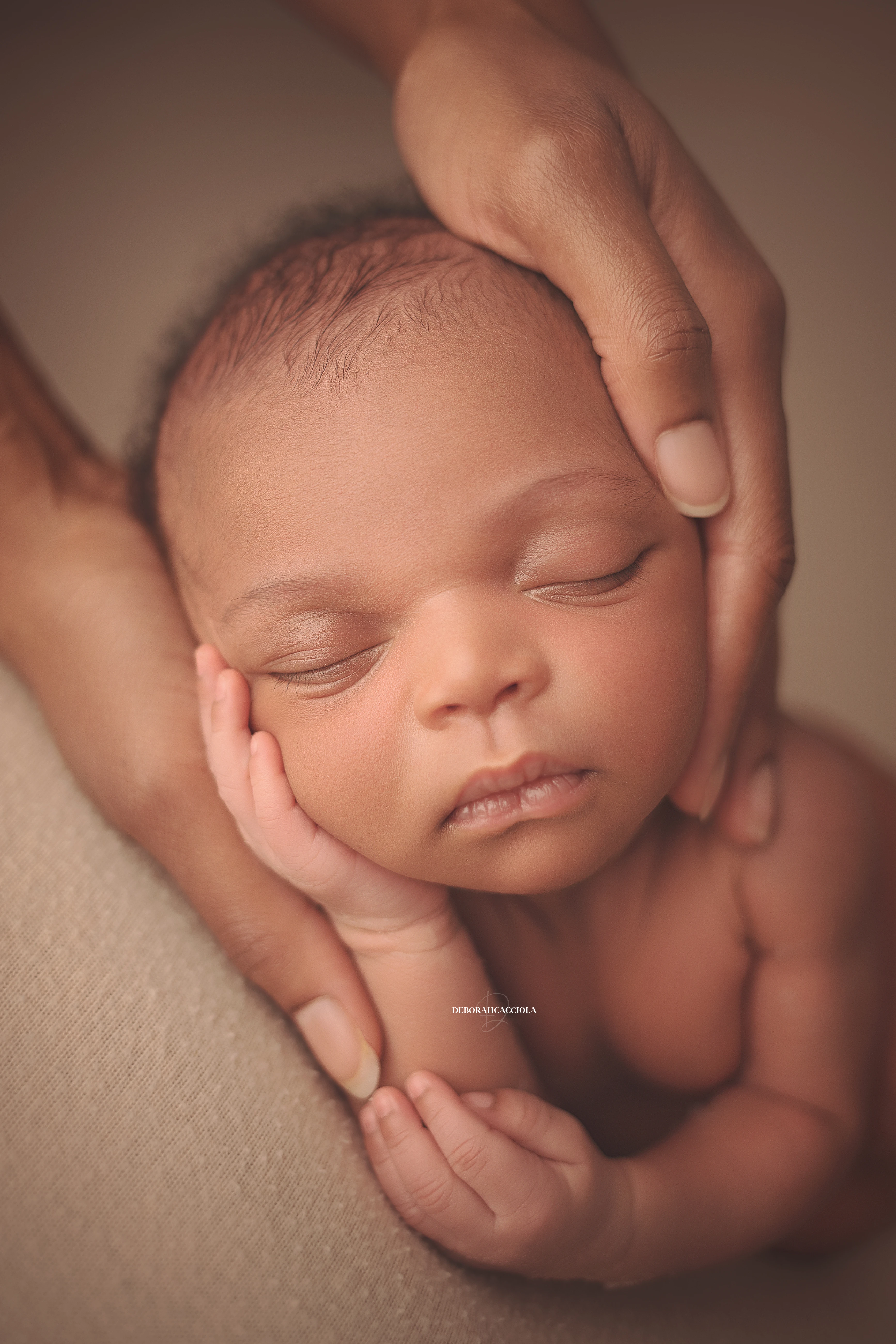Séance bébé en studio à Orléans : portrait délicat de bébé, composition resserrée élégante, palette claire