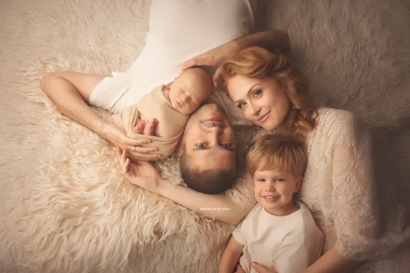 Photo nouveau-né à Orléans, instant tendre avec bébé, plan large harmonieux, rendu naturel