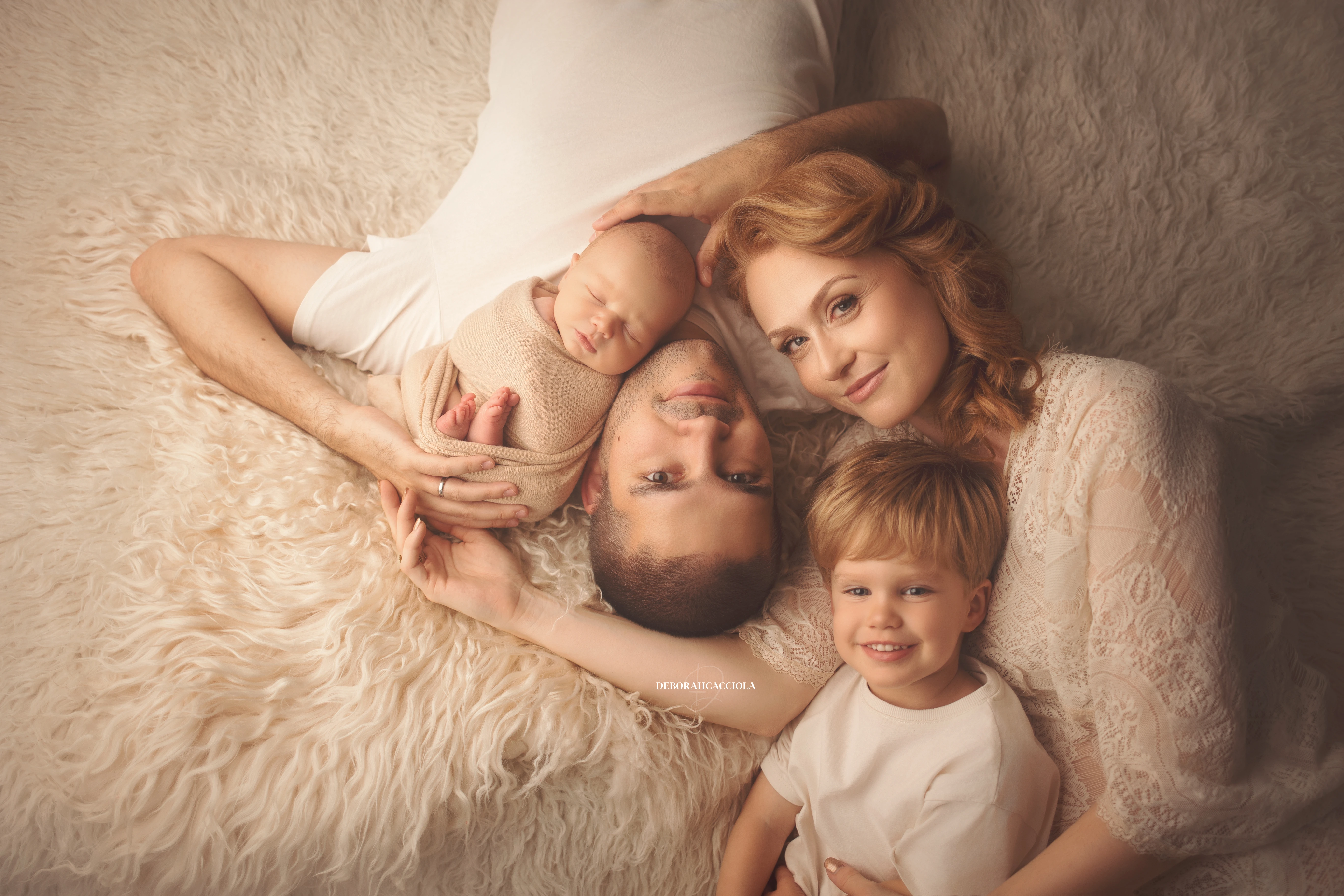 Photo nouveau-né à Orléans, instant tendre avec bébé, plan large harmonieux, rendu naturel