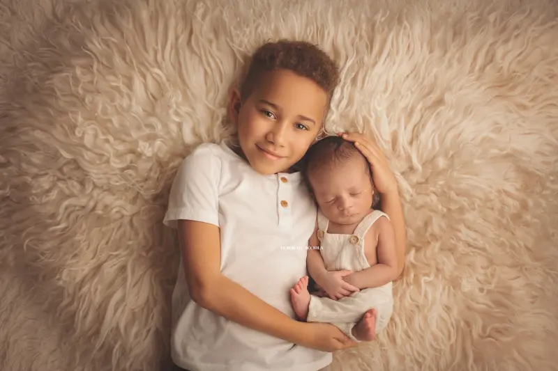 Portrait nouveau-né à Orléans : bébé dans ses premiers jours, composition large et naturelle, tonalités naturelles