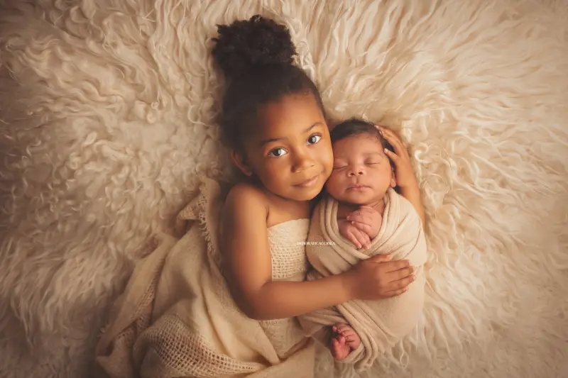Photo nouveau-né studio Orléans : nouveau-né en studio, scène panoramique douce, couleurs douces