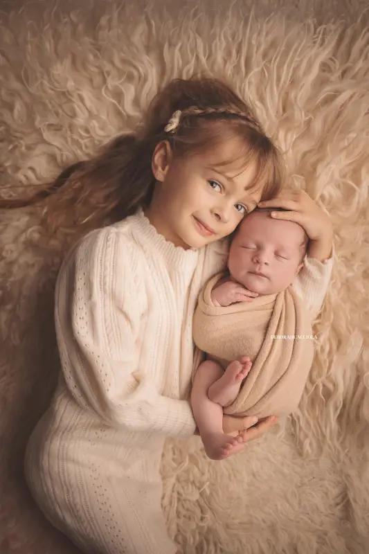 Portrait nouveau-né à Orléans : bébé dans ses premiers jours, plan vertical naturel, couleurs douces