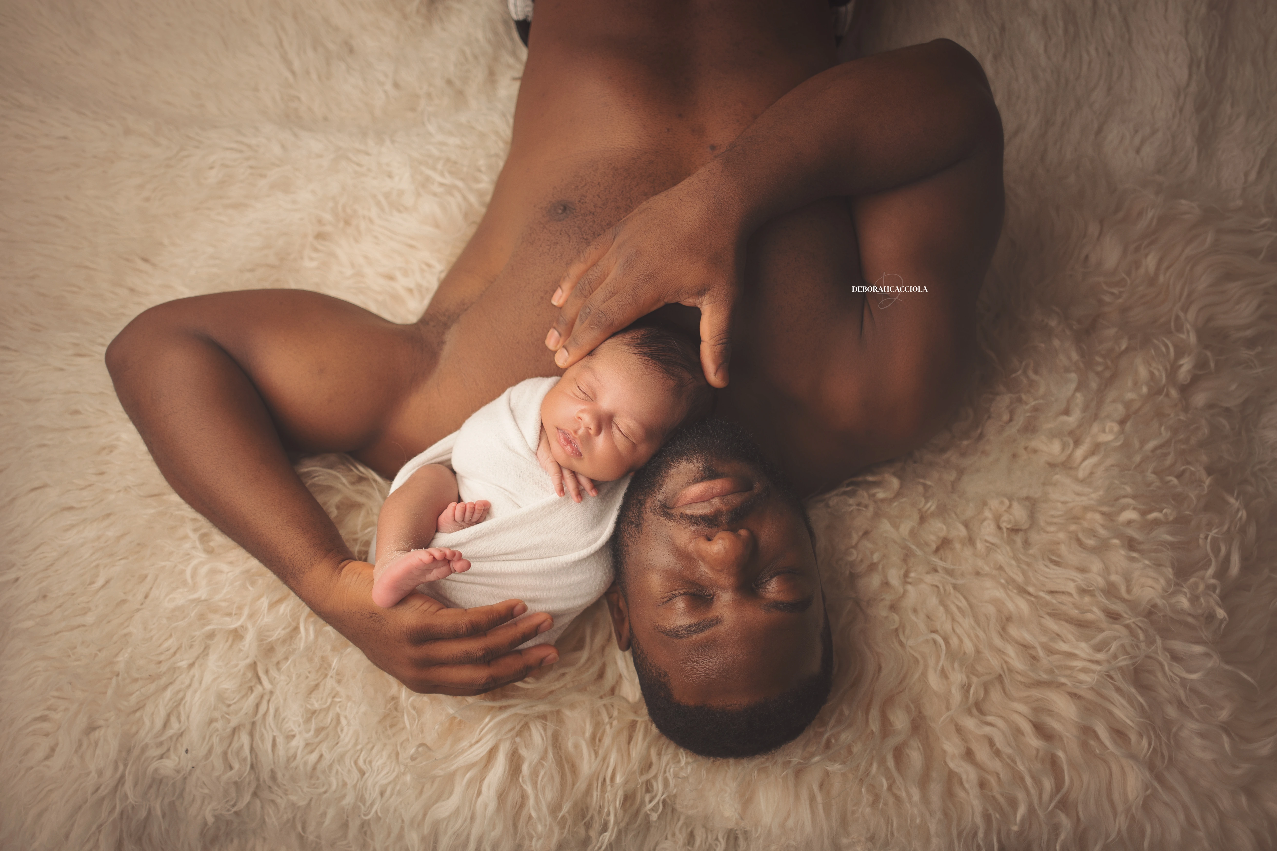 Portrait nouveau-né Orléans : portrait délicat de bébé, cadrage horizontal équilibré, rendu naturel