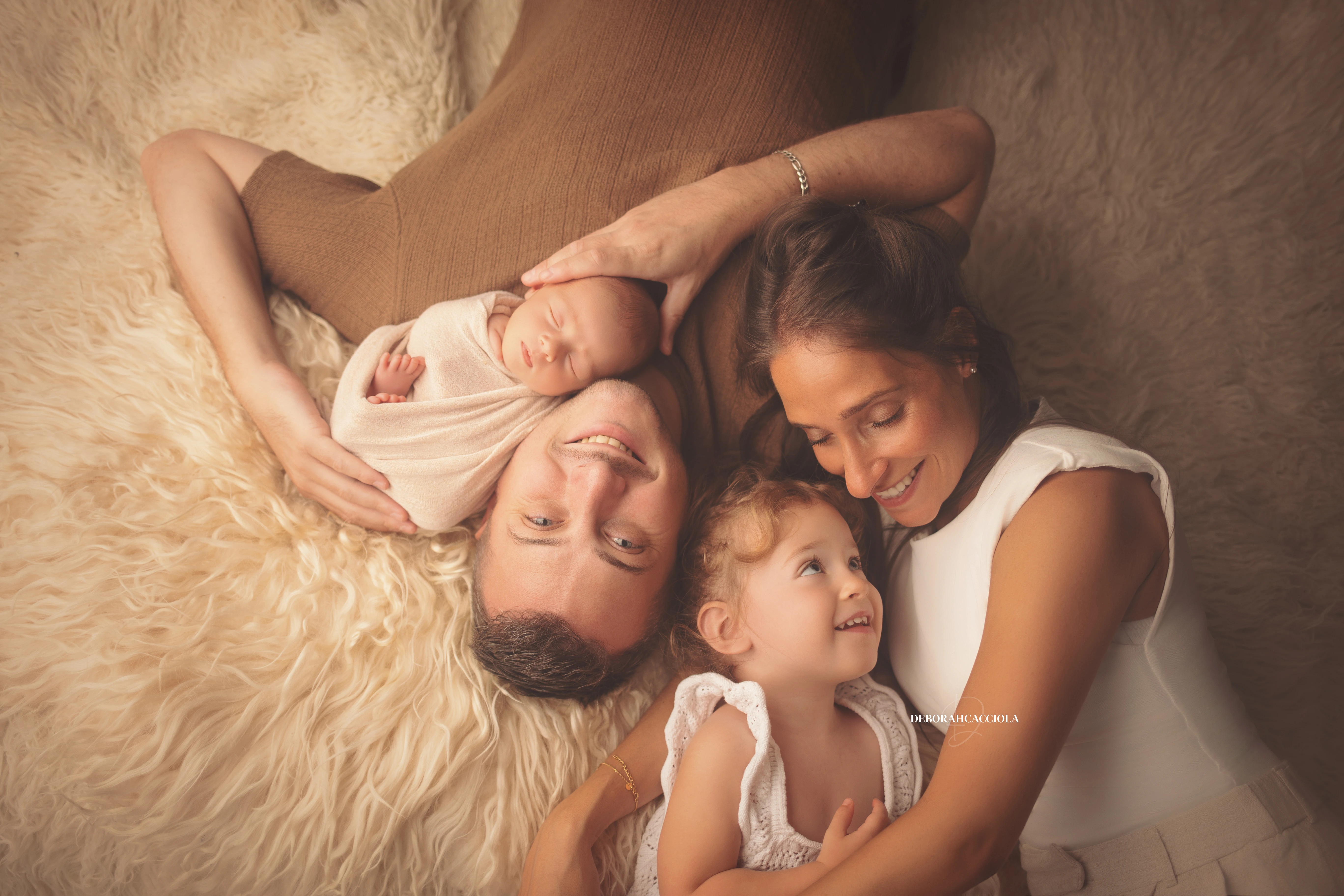 Portrait nouveau-né Orléans : portrait délicat de bébé, cadrage horizontal équilibré, palette claire