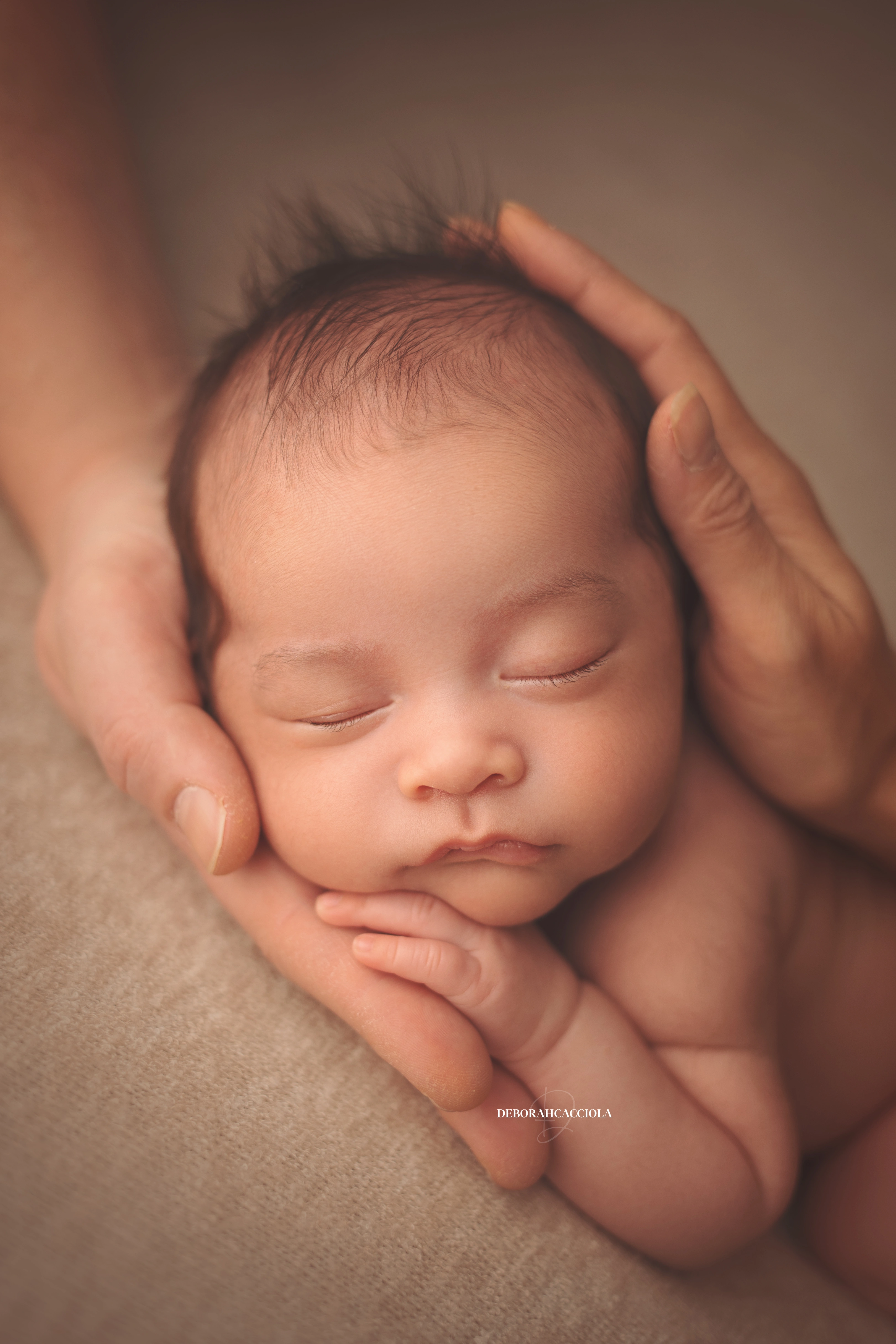 Séance bébé en studio à Orléans : nouveau-né en studio, cadrage vertical doux, rendu naturel