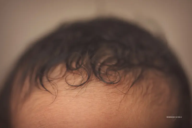 Portrait nouveau-né à Orléans : instant tendre avec bébé, plan large harmonieux, couleurs douces