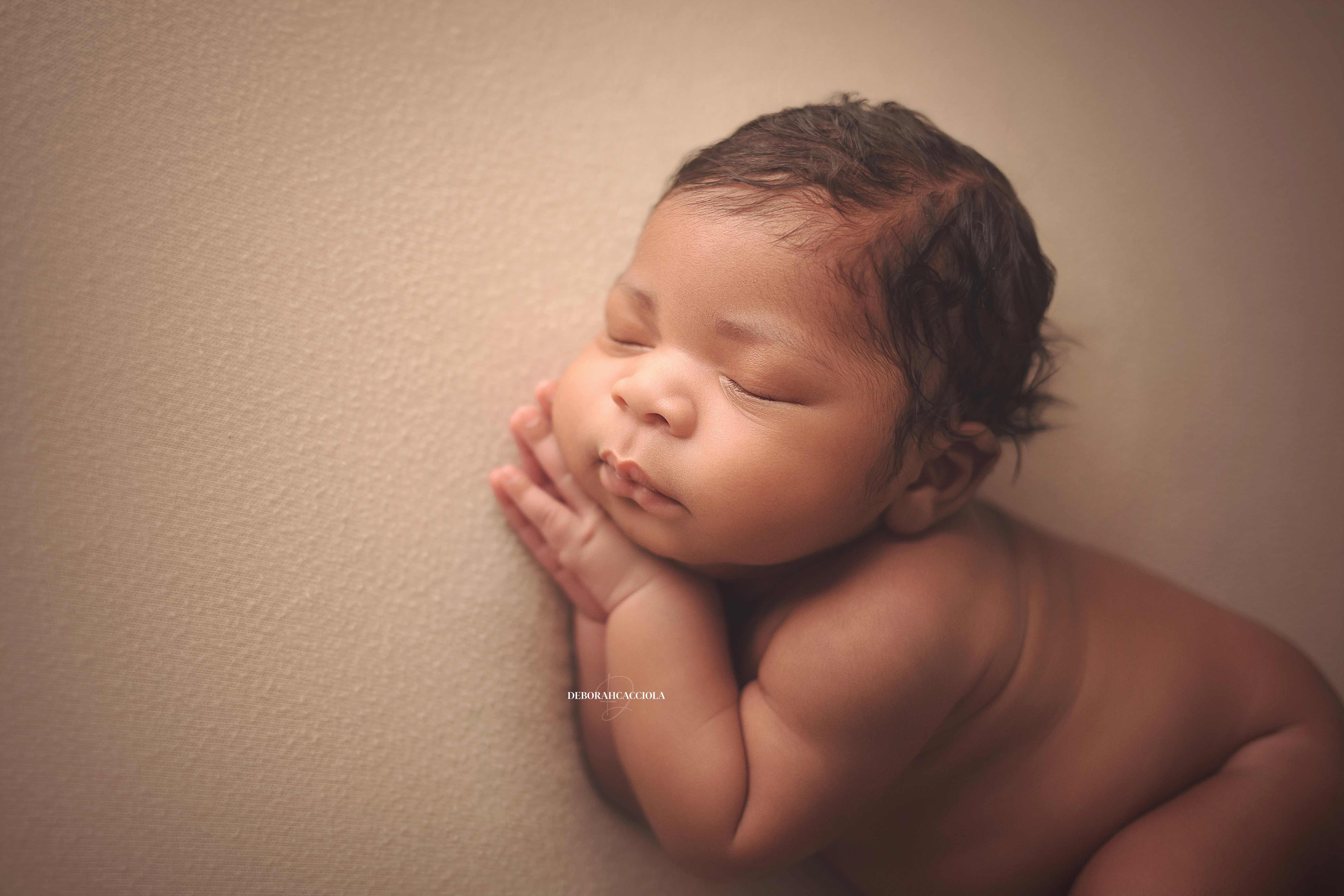 Portrait nouveau-né à Orléans : instant tendre avec bébé, plan large harmonieux, tonalités naturelles