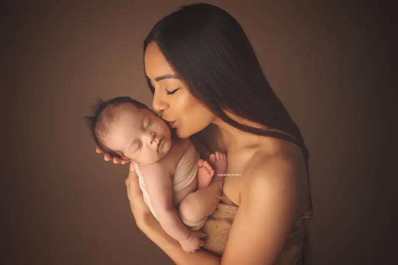 Photo nouveau-né à Orléans, bébé dans ses premiers jours, composition large et naturelle, tonalités naturelles