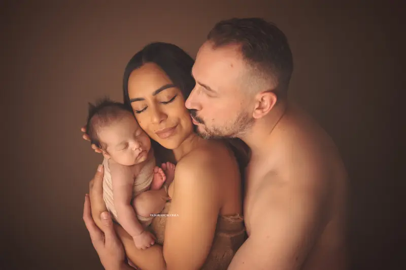 Séance bébé en studio à Orléans : nouveau-né en studio, scène panoramique douce, couleurs équilibrées