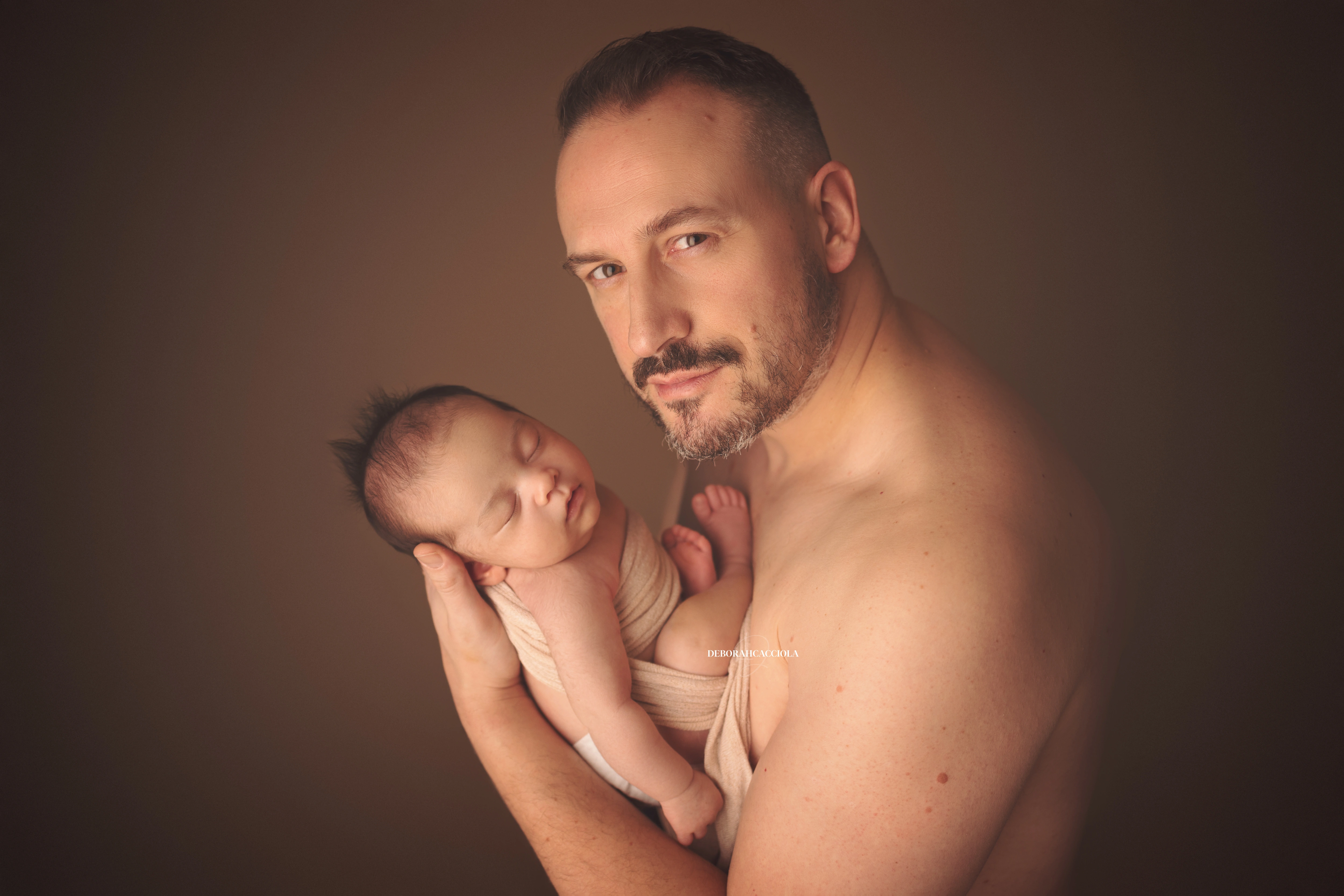 Portrait nouveau-né à Orléans : bébé dans ses premiers jours, composition large et naturelle, couleurs douces