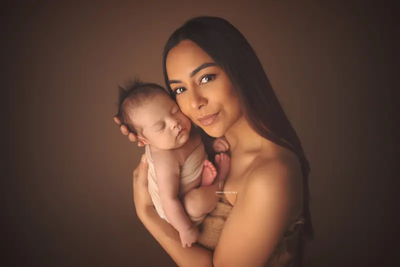 Photo nouveau-né studio Orléans : nouveau-né en studio, scène panoramique douce, tonalités naturelles