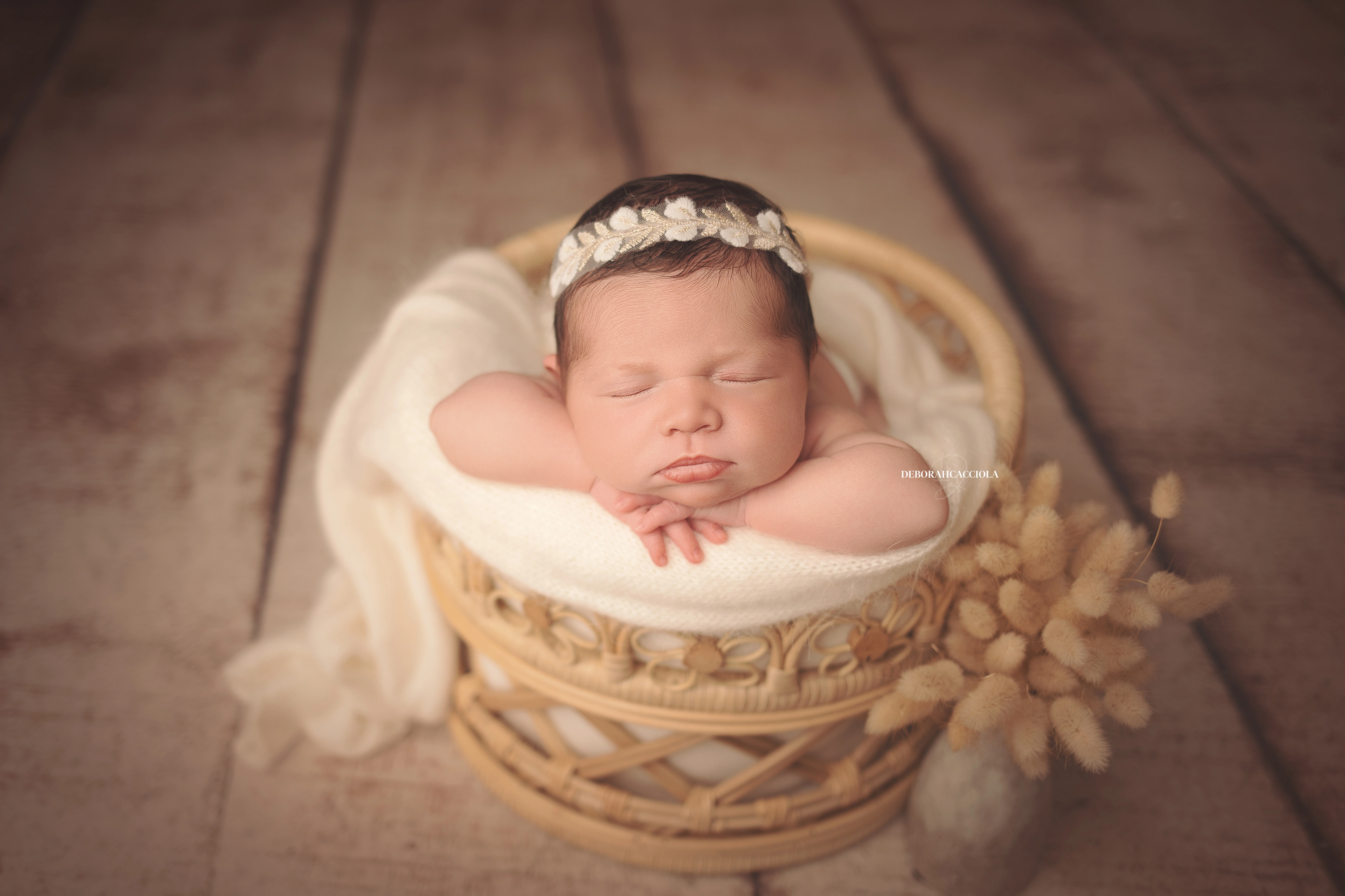 Séance bébé à Orléans - instant tendre avec bébé, plan large harmonieux, couleurs douces