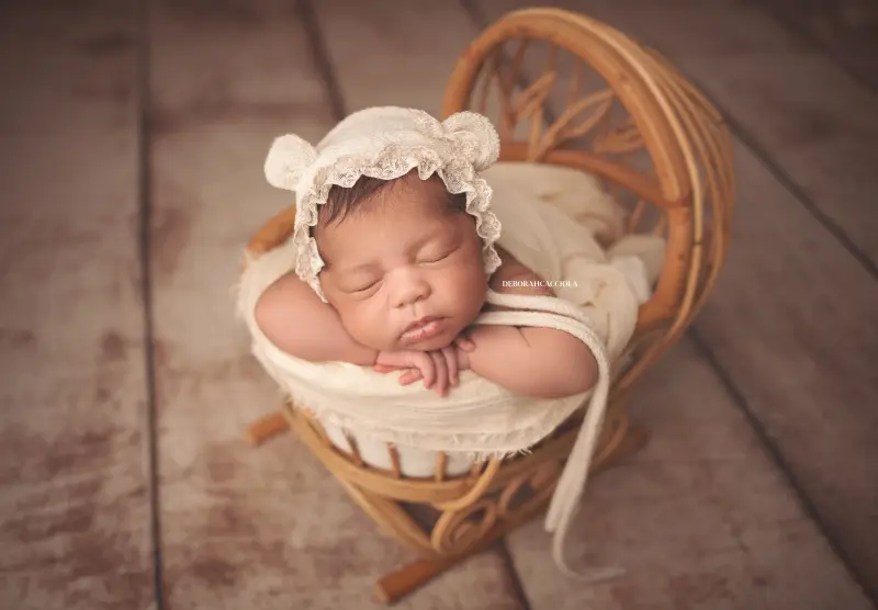 Séance bébé à Orléans - bébé dans ses premiers jours, composition large et naturelle, palette claire