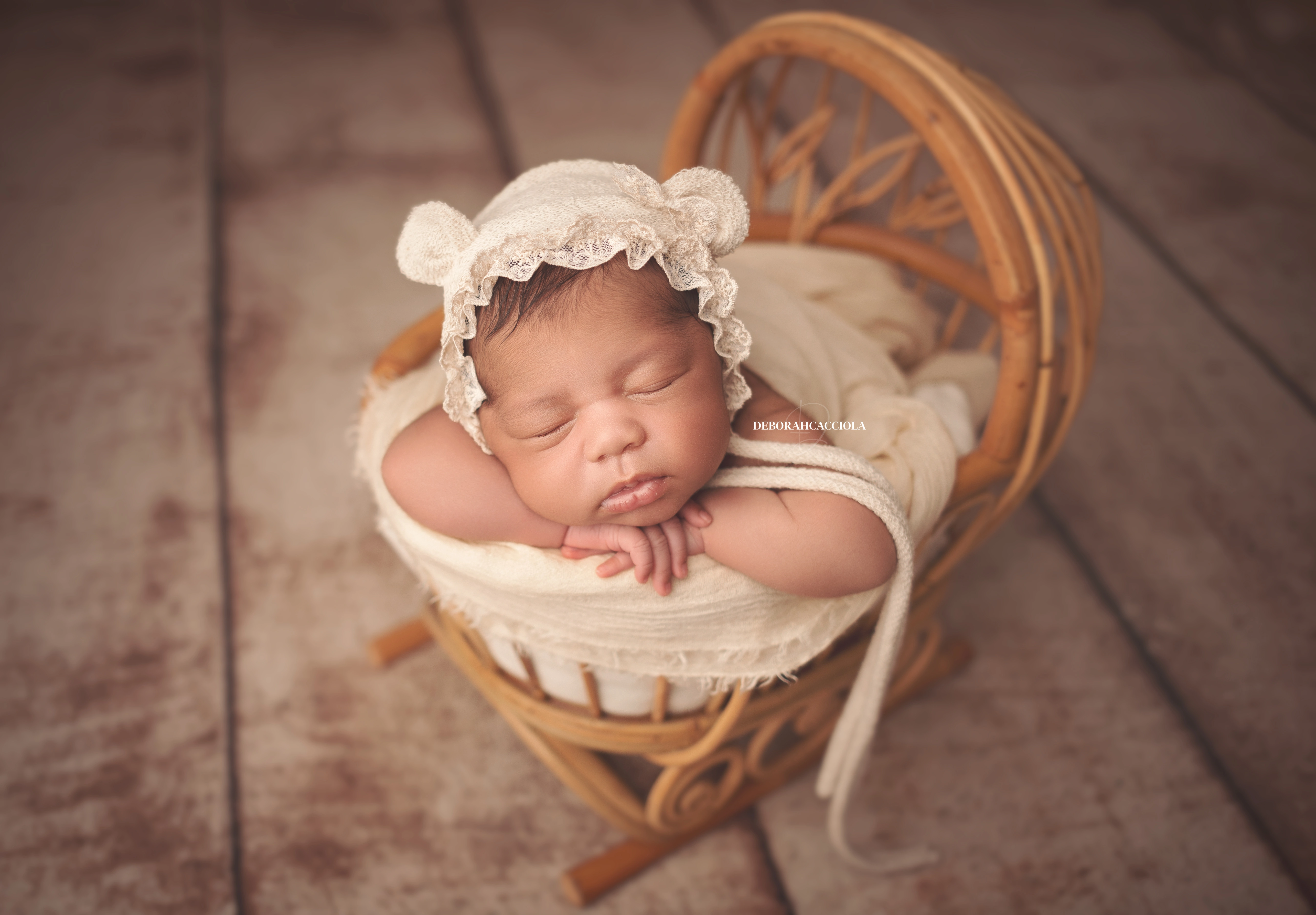 Séance bébé à Orléans - bébé dans ses premiers jours, composition large et naturelle, palette claire