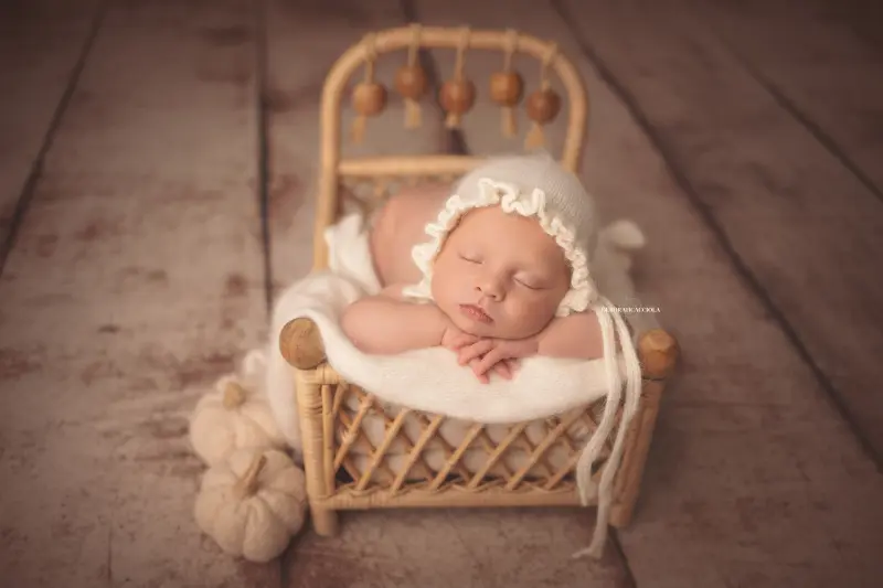 Séance bébé en studio à Orléans : nouveau-né en studio, scène panoramique douce, couleurs équilibrées
