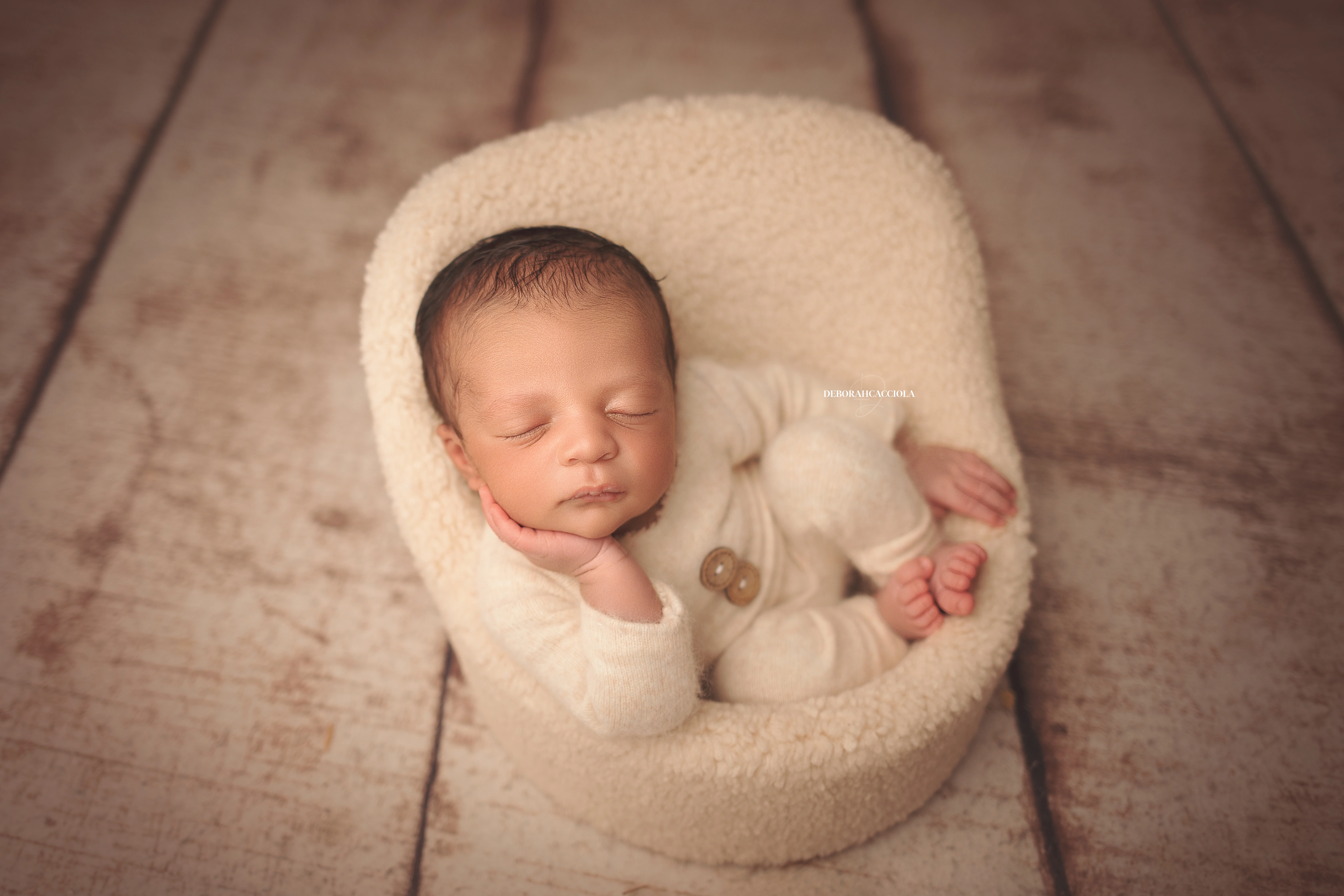 Portrait nouveau-né à Orléans : bébé dans ses premiers jours, composition large et naturelle, couleurs équilibrées