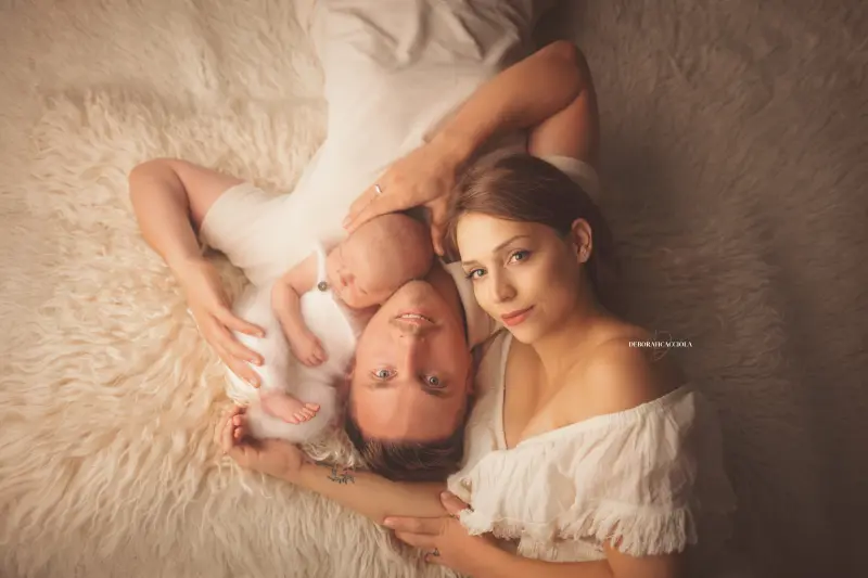 Portrait nouveau-né Orléans : portrait délicat de bébé, cadrage horizontal équilibré, rendu naturel