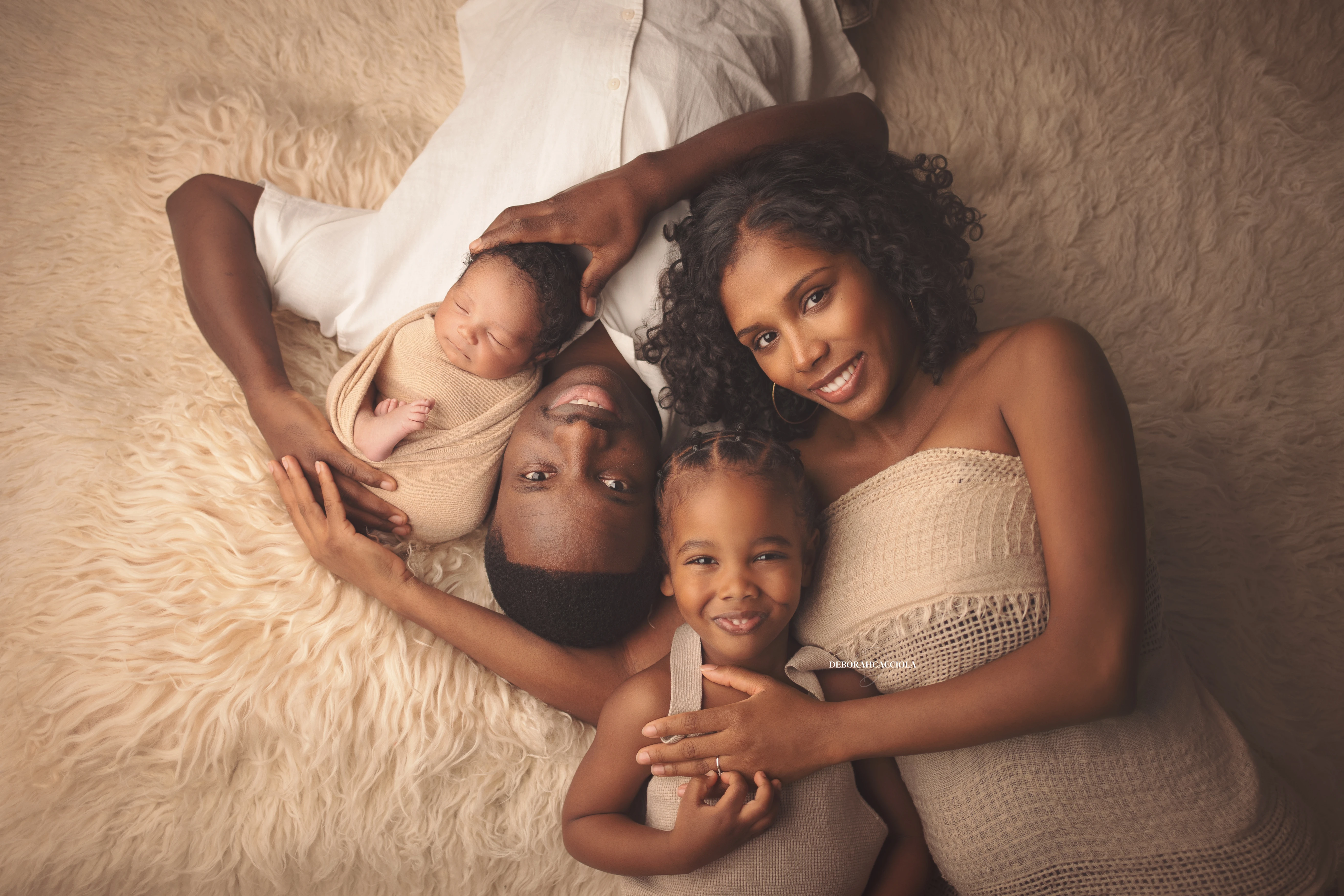 Portrait nouveau-né Orléans : portrait délicat de bébé, cadrage horizontal équilibré, rendu naturel