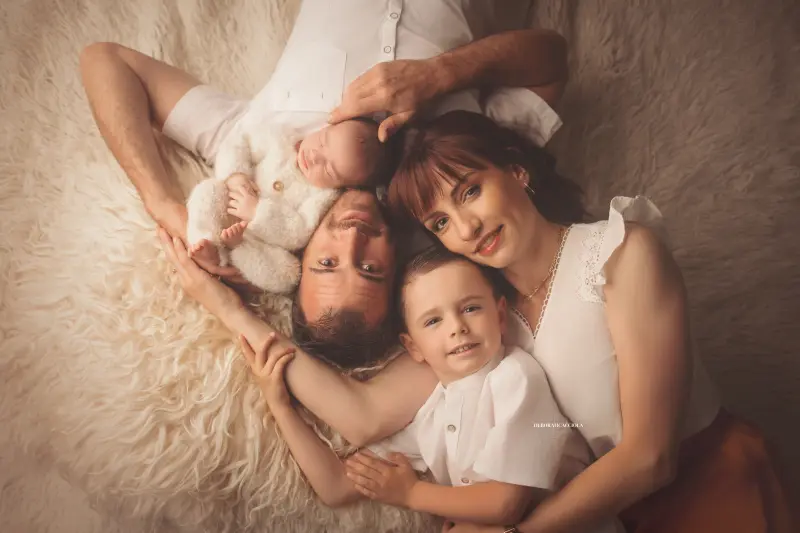 Séance bébé à Orléans - instant tendre avec bébé, plan large harmonieux, tonalités naturelles