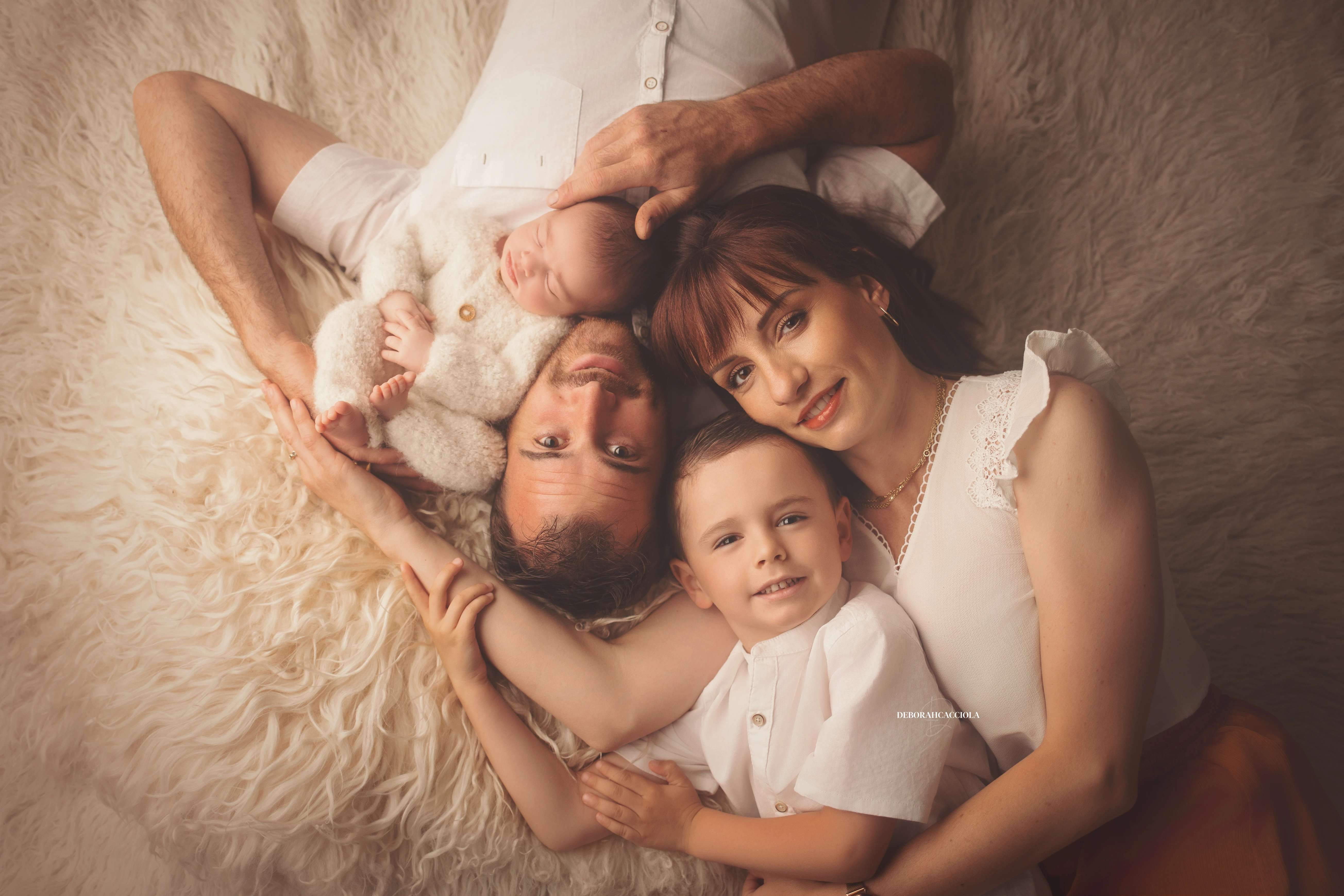 Séance bébé à Orléans - instant tendre avec bébé, plan large harmonieux, tonalités naturelles