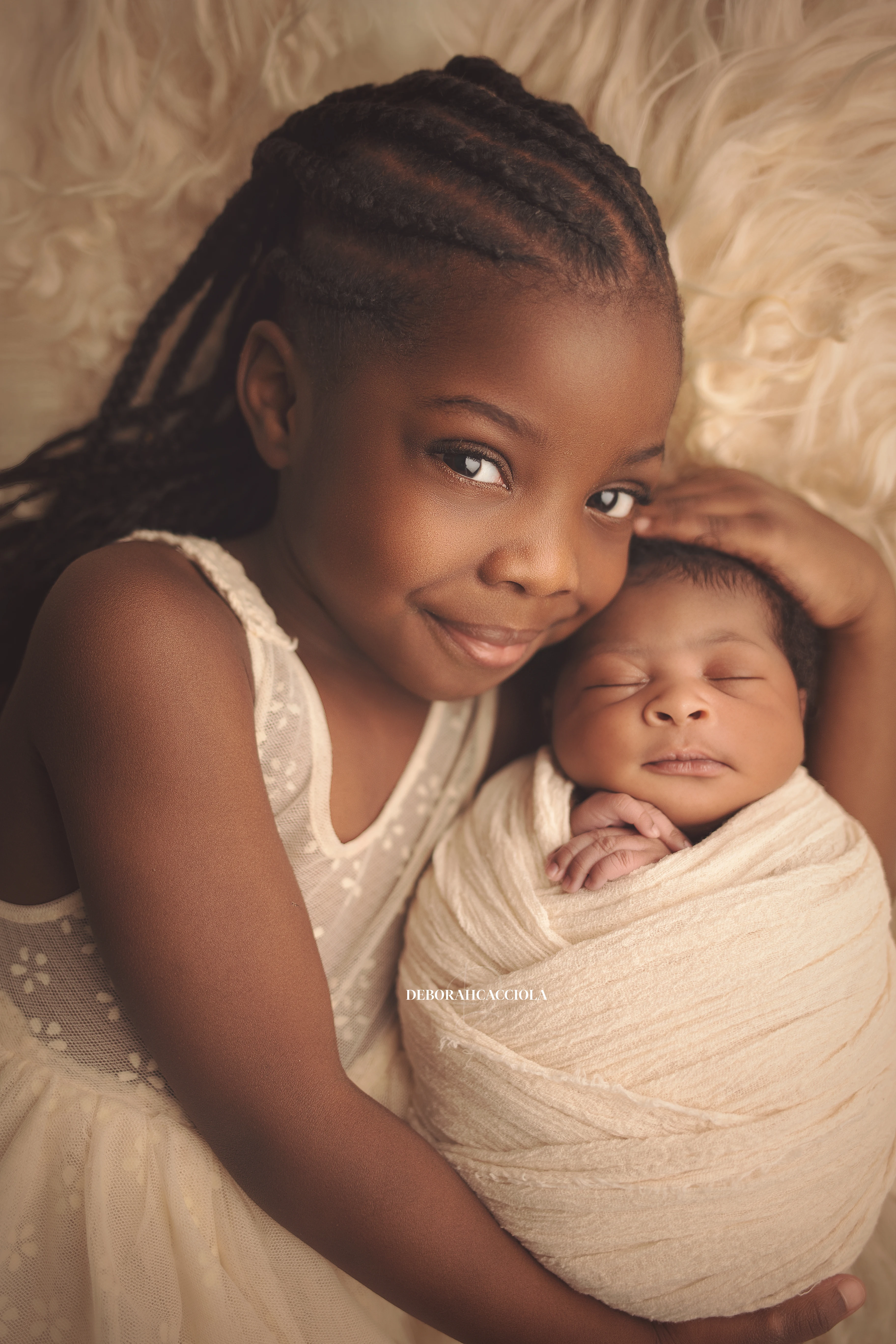 Portrait nouveau-né Orléans : nouveau-né en studio, cadrage vertical doux, couleurs équilibrées