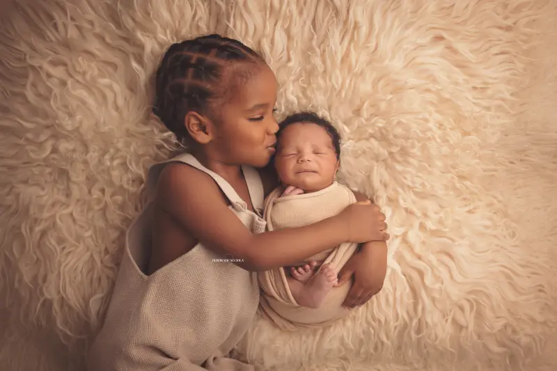 Portrait nouveau-né Orléans : portrait délicat de bébé, cadrage horizontal équilibré, palette claire