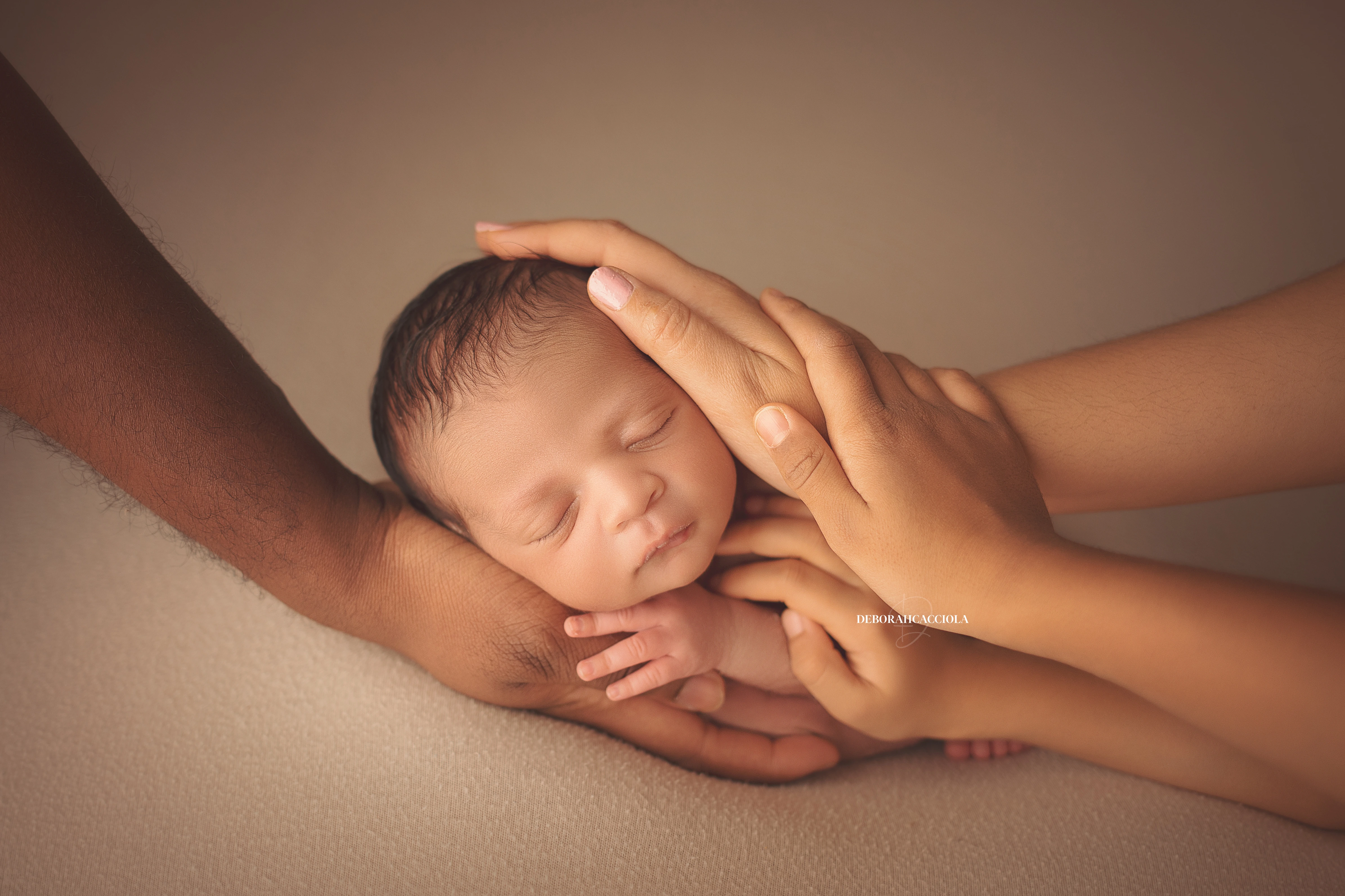 Photo nouveau-né à Orléans, instant tendre avec bébé, plan large harmonieux, couleurs douces