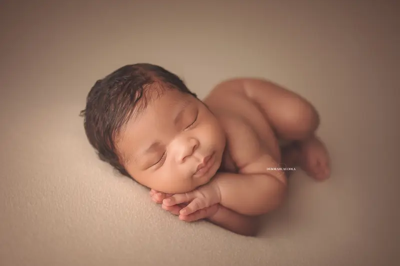 Séance bébé à Orléans - instant tendre avec bébé, plan large harmonieux, tonalités naturelles