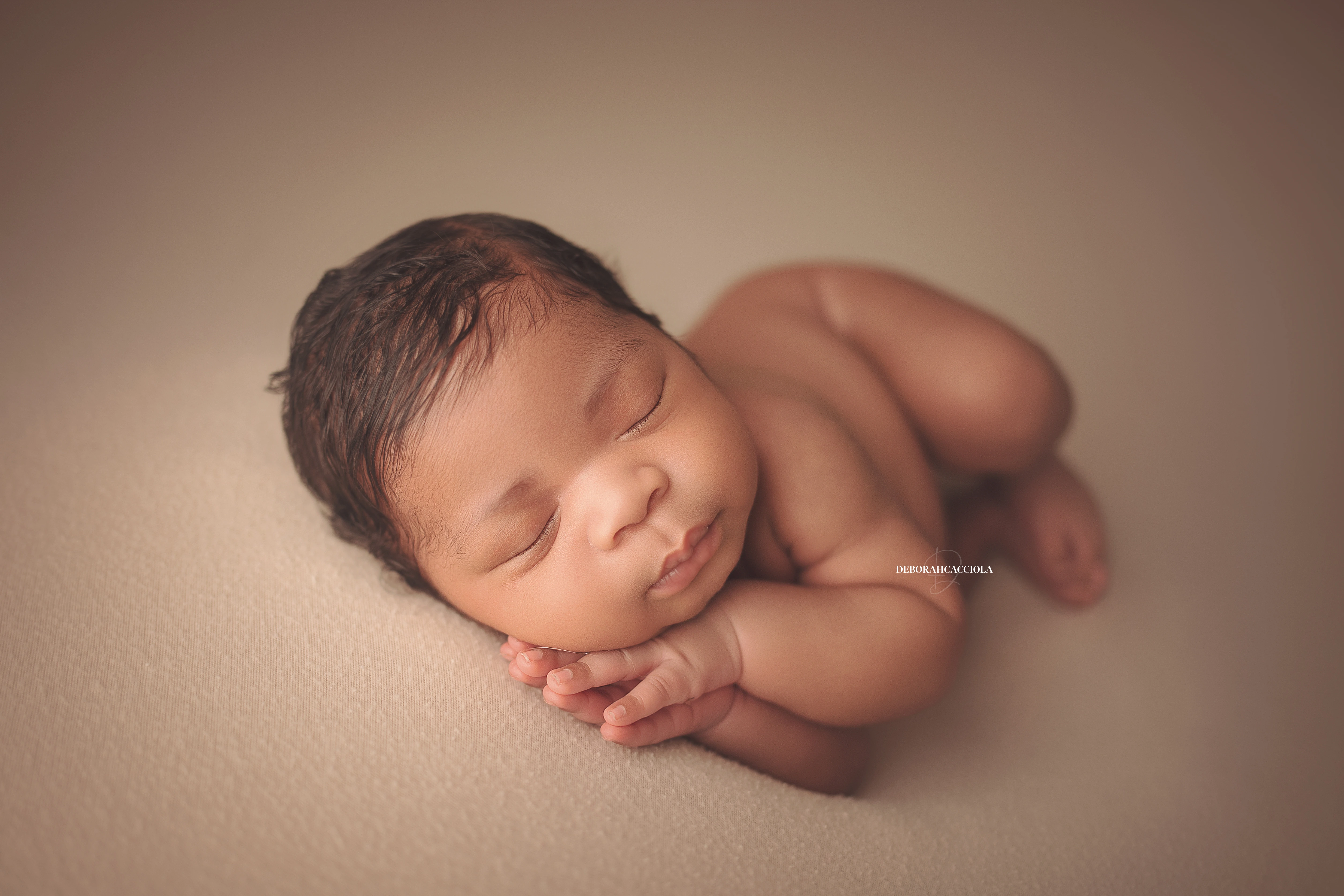 Séance bébé à Orléans - instant tendre avec bébé, plan large harmonieux, tonalités naturelles