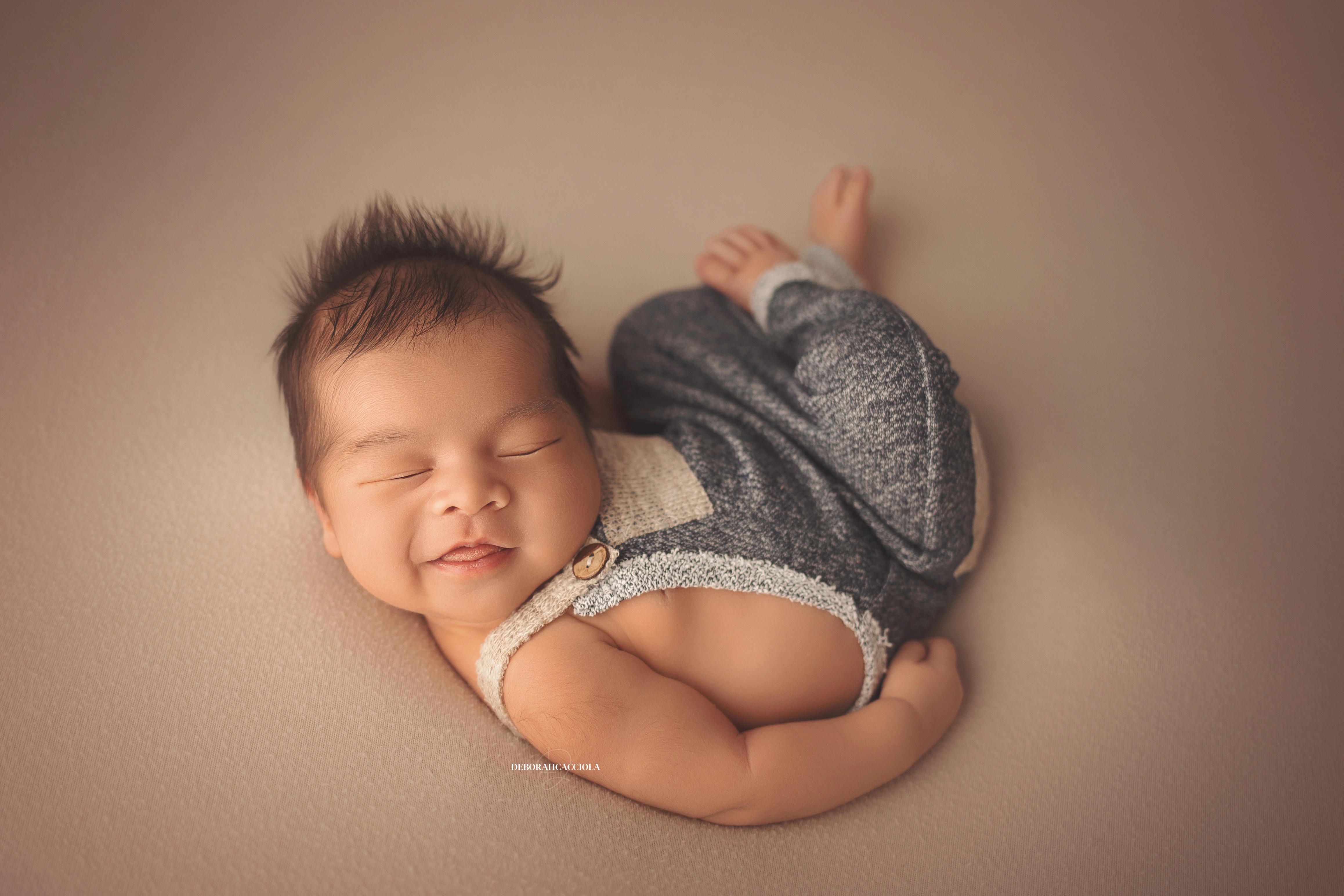 Séance bébé en studio à Orléans : portrait délicat de bébé, cadrage horizontal équilibré, couleurs douces