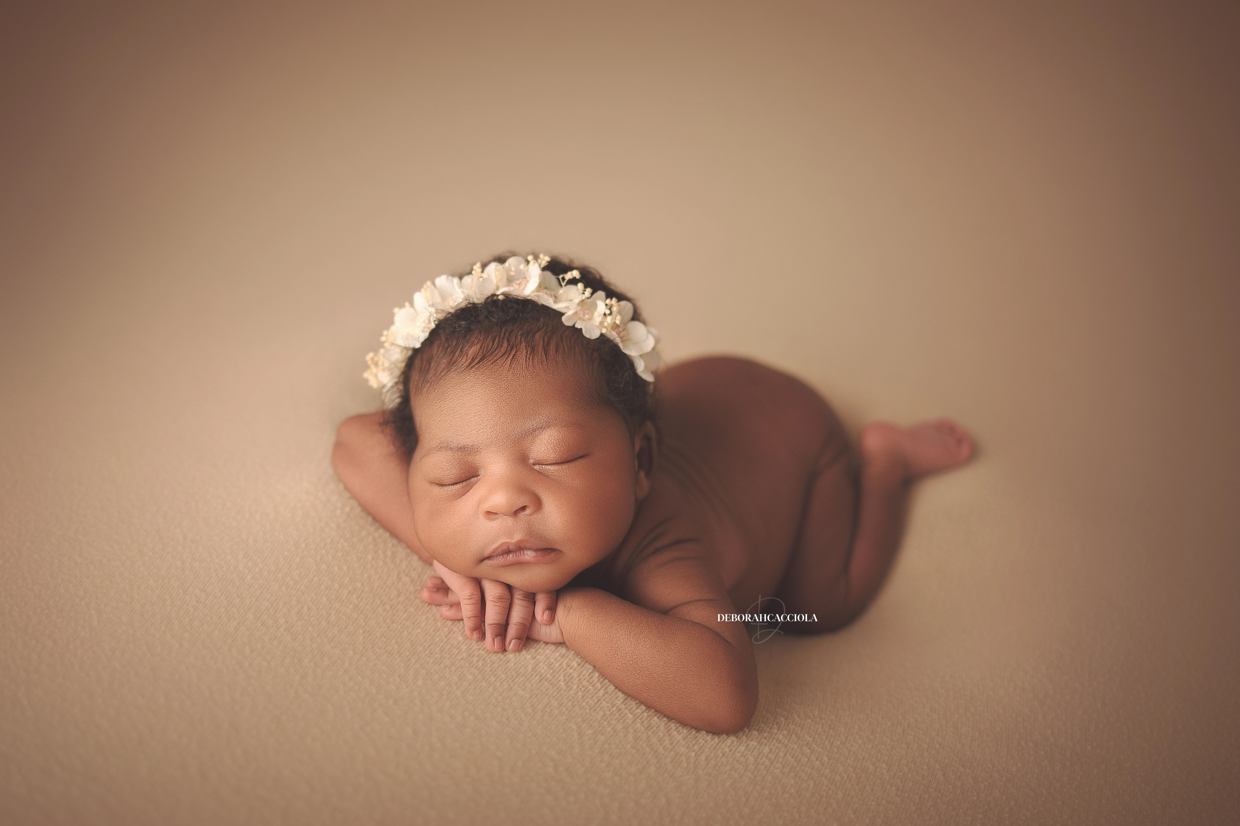 Portrait nouveau-né à Orléans : bébé dans ses premiers jours, composition large et naturelle, tonalités naturelles