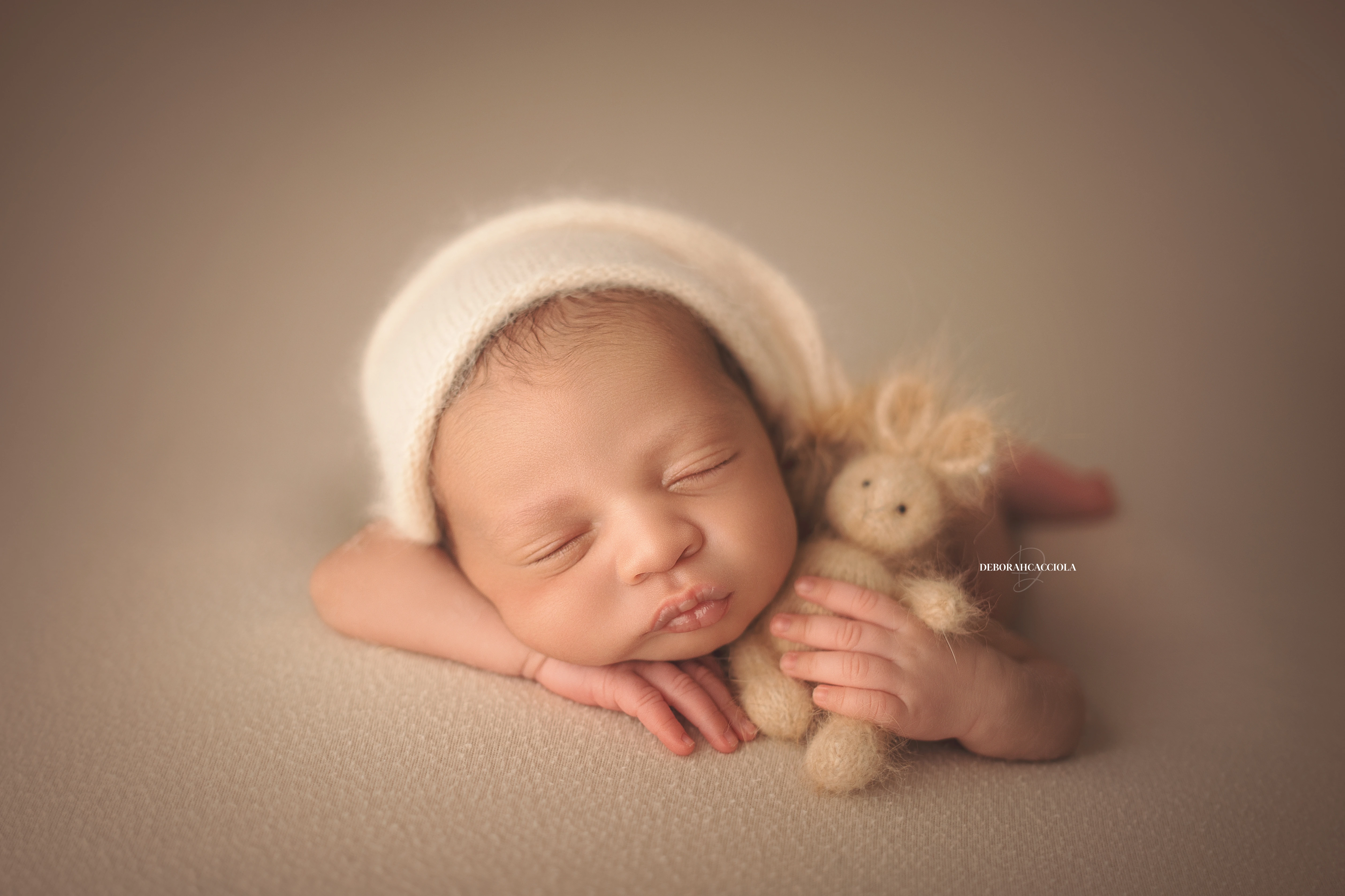 Photo nouveau-né studio Orléans : nouveau-né en studio, scène panoramique douce, rendu naturel