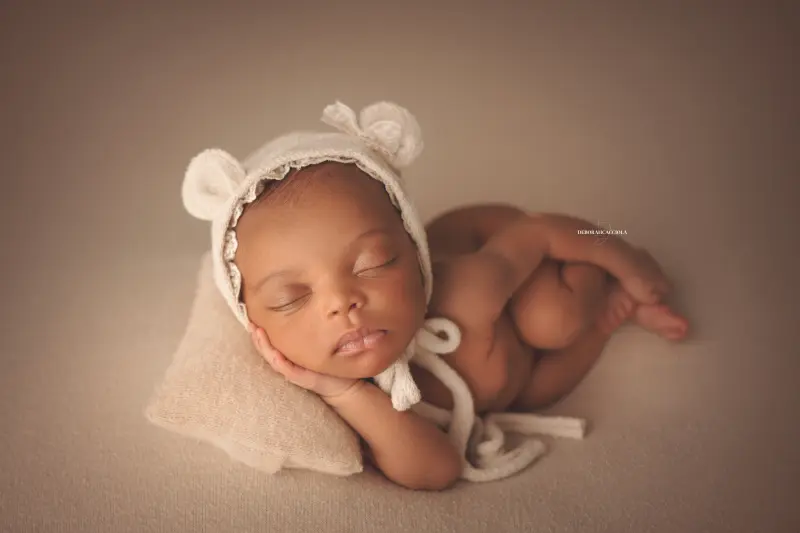 Portrait nouveau-né Orléans : nouveau-né en studio, scène panoramique douce, palette claire
